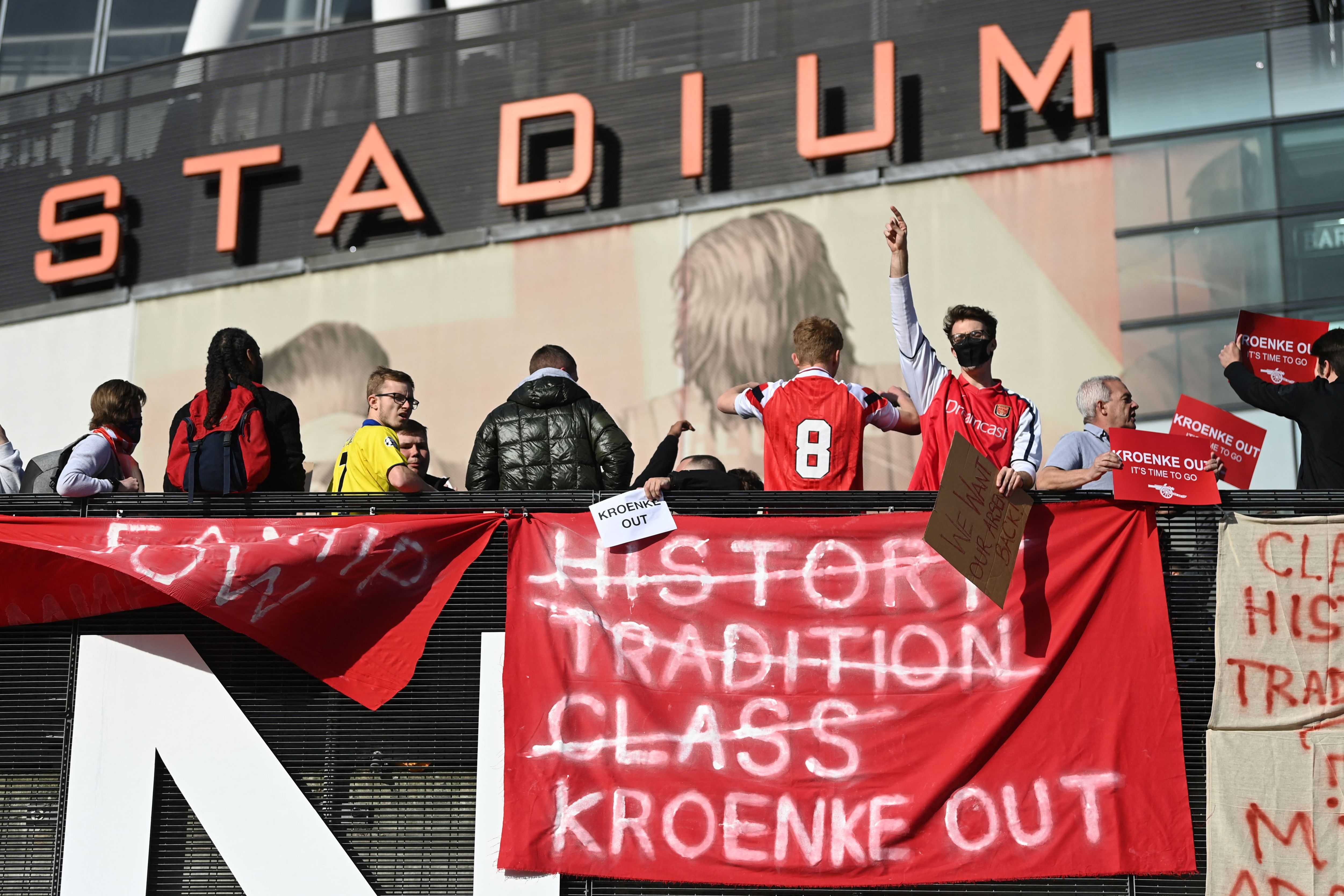 Arsenal Fans Protest Against Owner Stan Kroenke