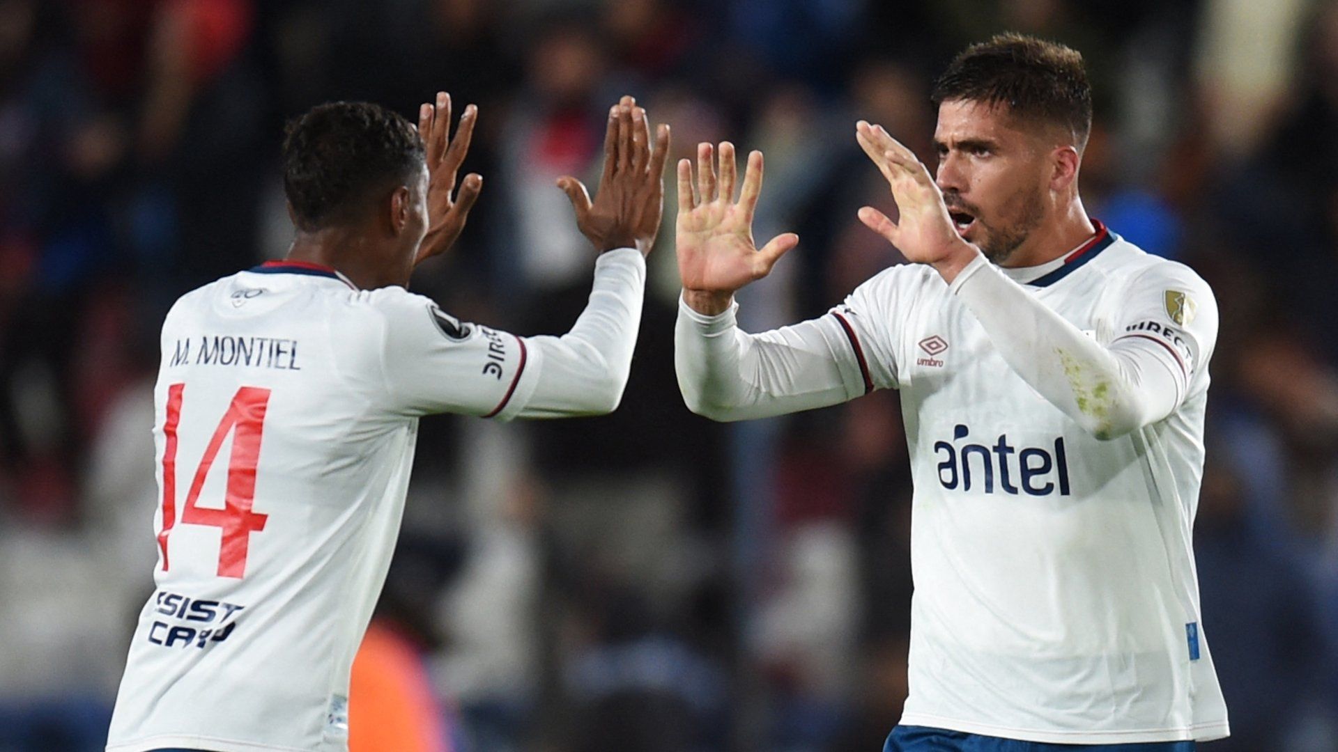 Jogadores do Nacional-URU comemoram gol na Libertadores 2023