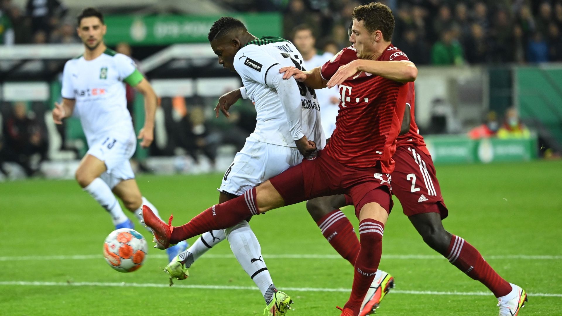 Breel Embolo Benjamin Pavard Borussia Monchengladbach Bayern DFB Pokal 27102021