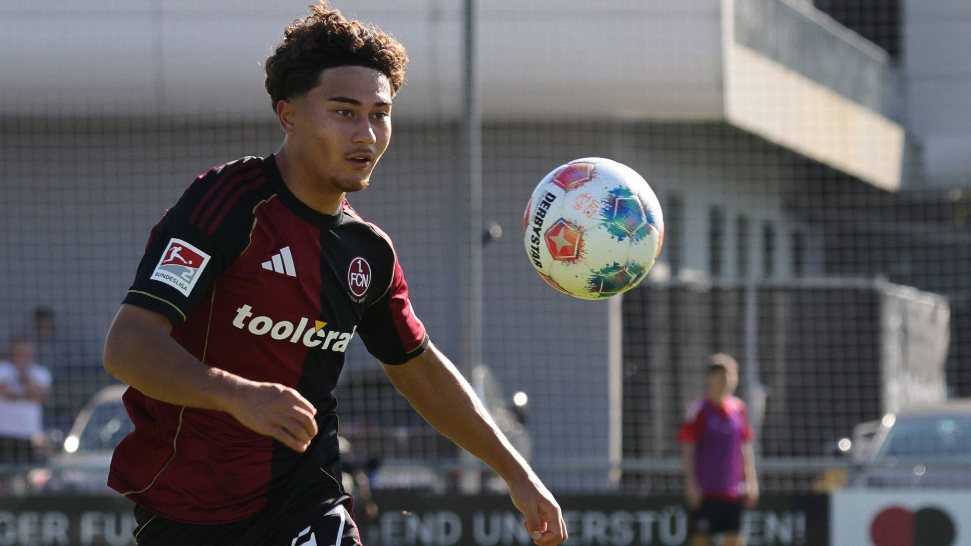  Justin von der Hitz (27, 1. FC Nürnberg FCN II ) blickt auf Ball 