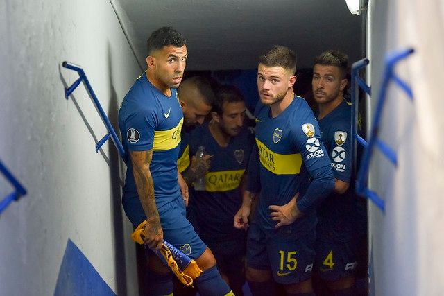 Jogadores do Boca Juniors aguardam na entrada do vestiário durante a partida contra o Tolima pela Libertadores