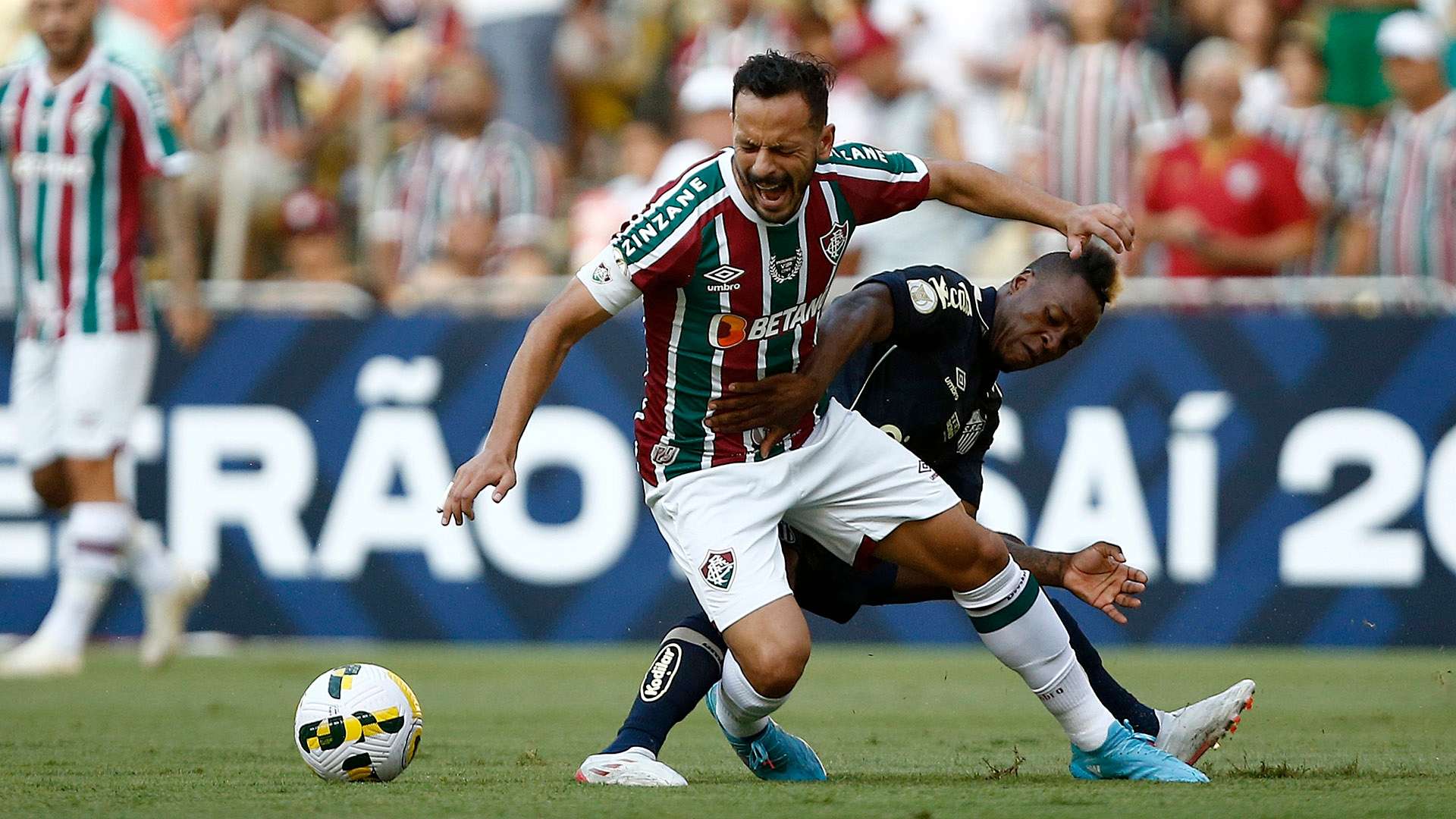 Yago Felipe e Jhojan Julio disputam bola em Fluminense x Santos