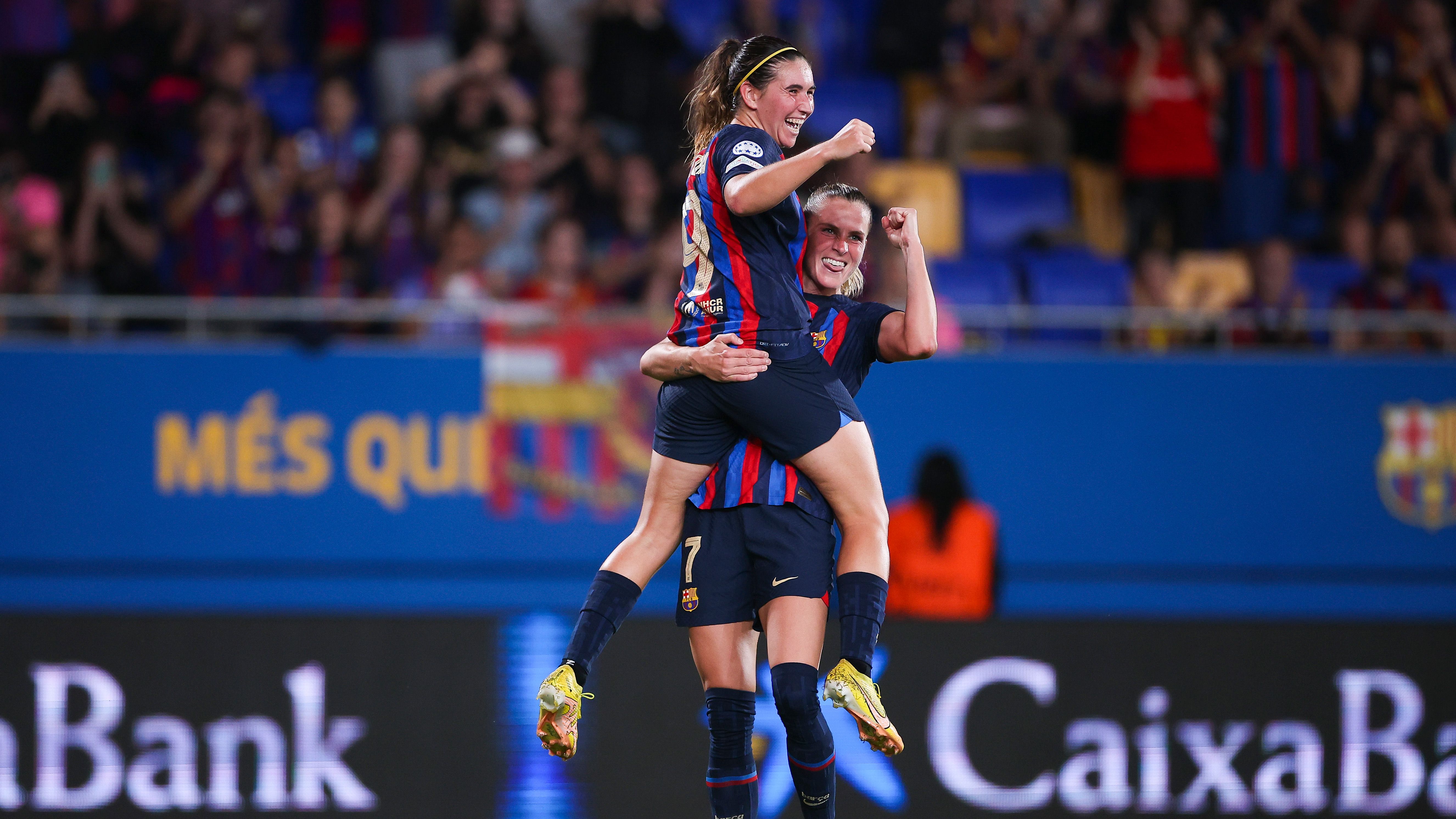 Mariona Caldentey del FC Barcelona celebra marcar el cuarto gol de su equipo con Ana-Maria Crnogorcevic del FC Barcelona durante el partido del grupo D de la UEFA Women's Champions League entre el FC Barcelona y el SL Benfica