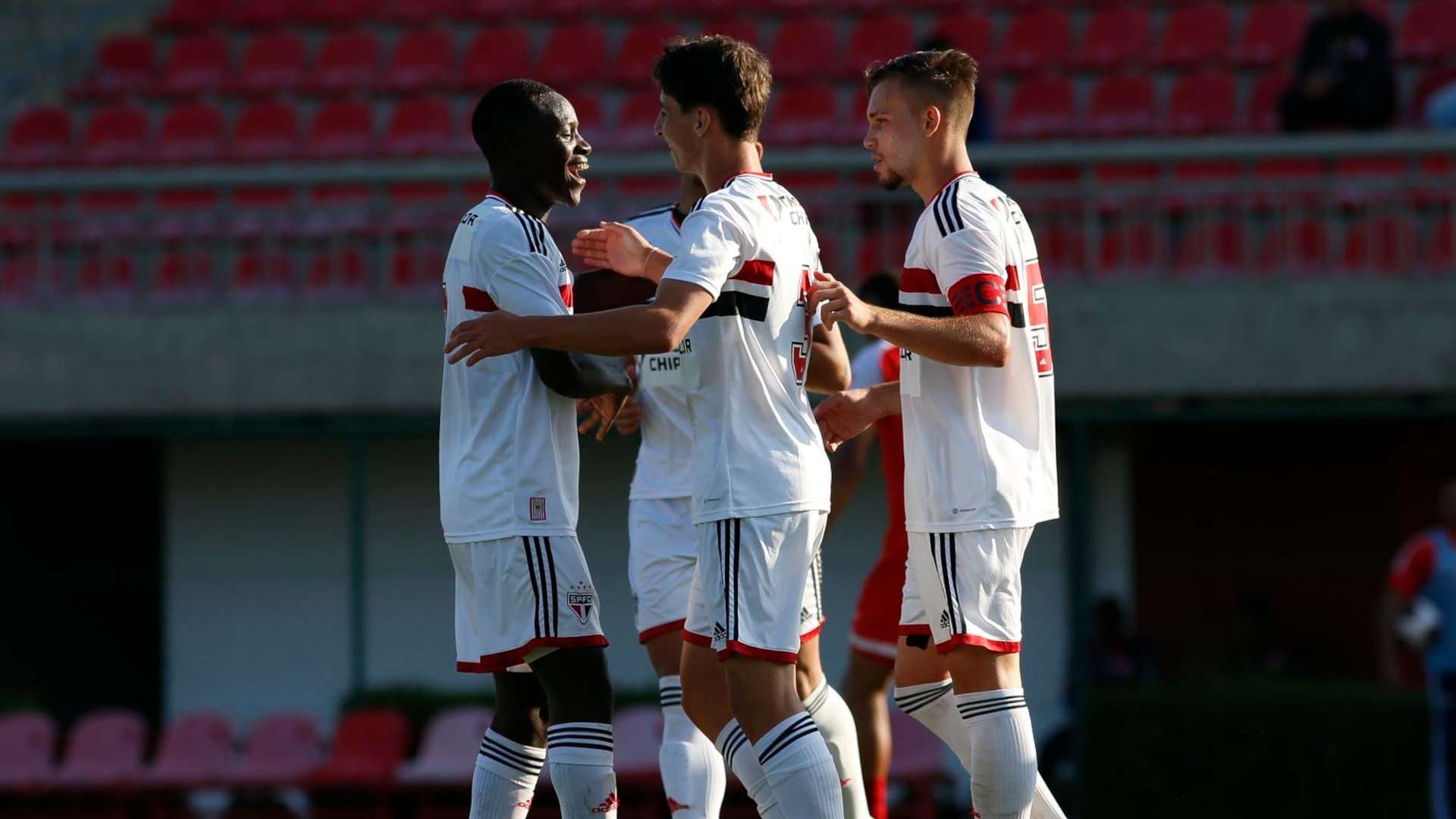Jogadores do São Paulo sub-20 comemoram em jogo do Paulistão 2023