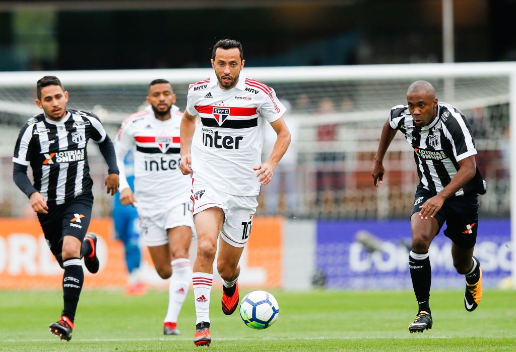 Nenê carrega a bola em São Paulo x Ceará