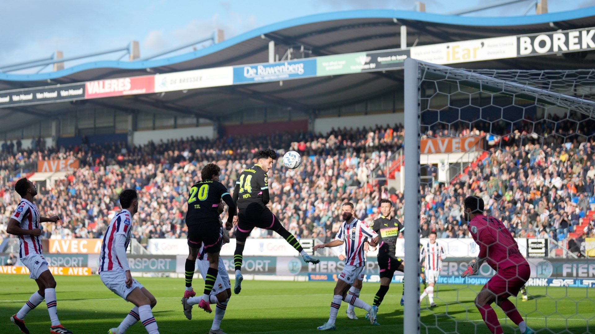 Ricardo Pepi scores on header, PSV