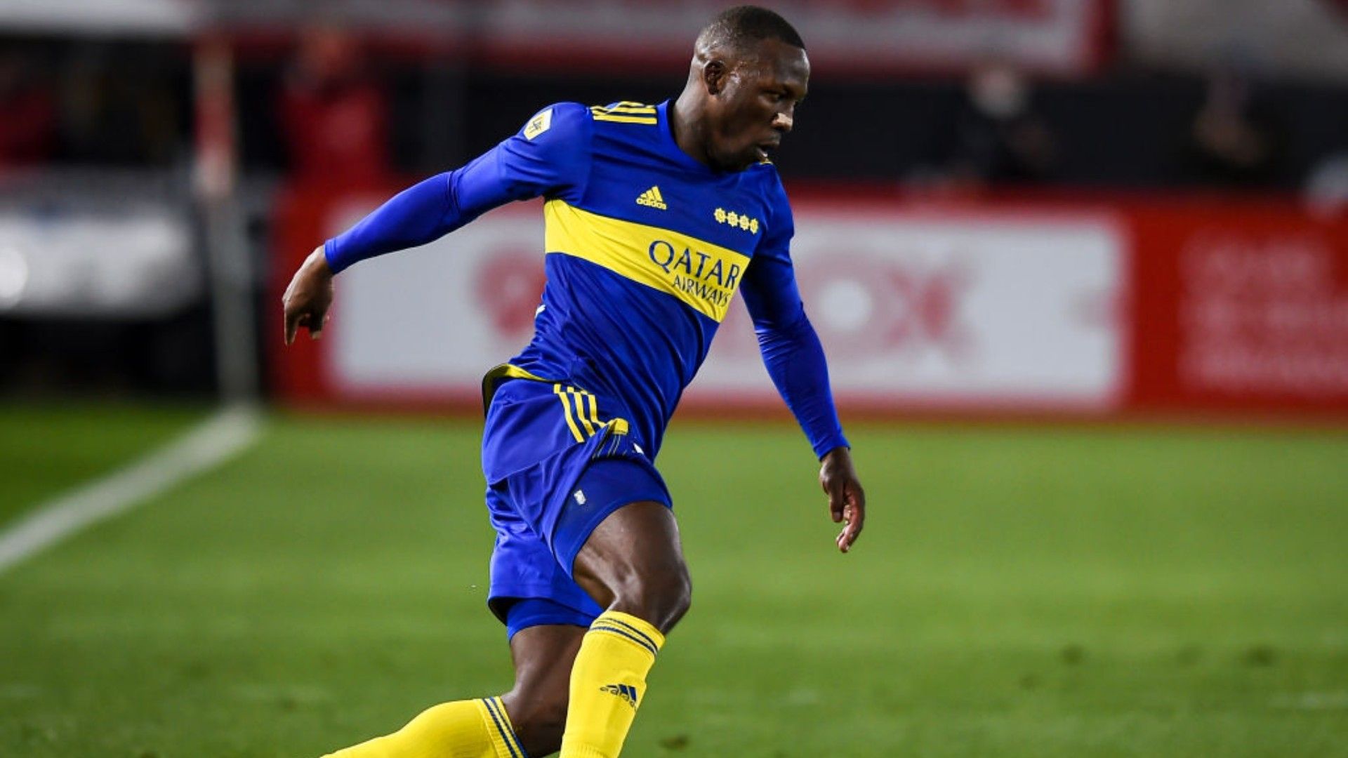 Luis Advíncula en un partido de boca 2021