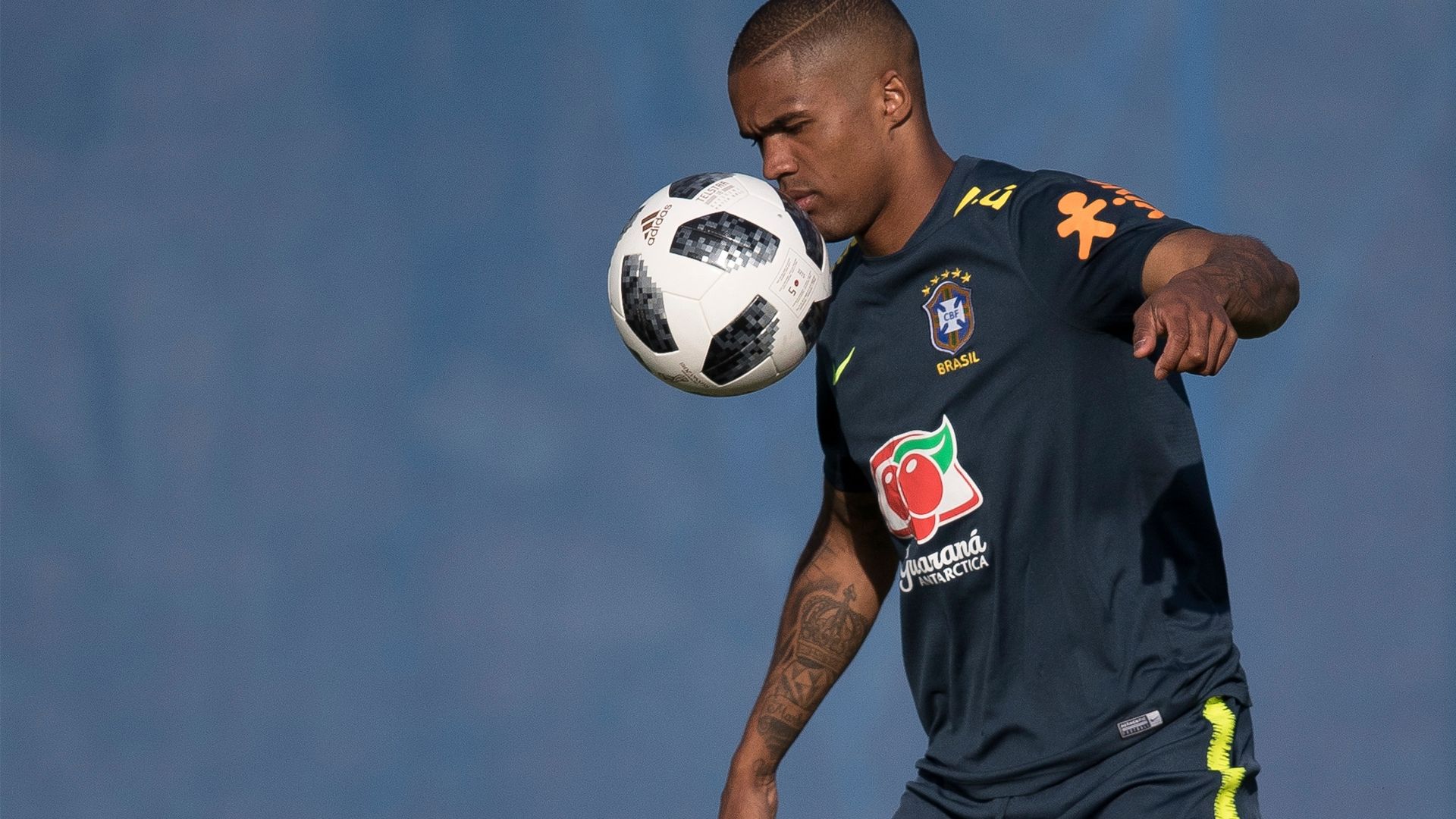 Douglas Costa Brasil treino Copa do Mundo 18 06 18