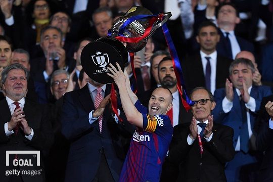 22일(한국시간) FC바르셀로나 주장 이니에스타가 코파 델 레이 우승컵을 들어올리고 있다. 사진=게티이미지