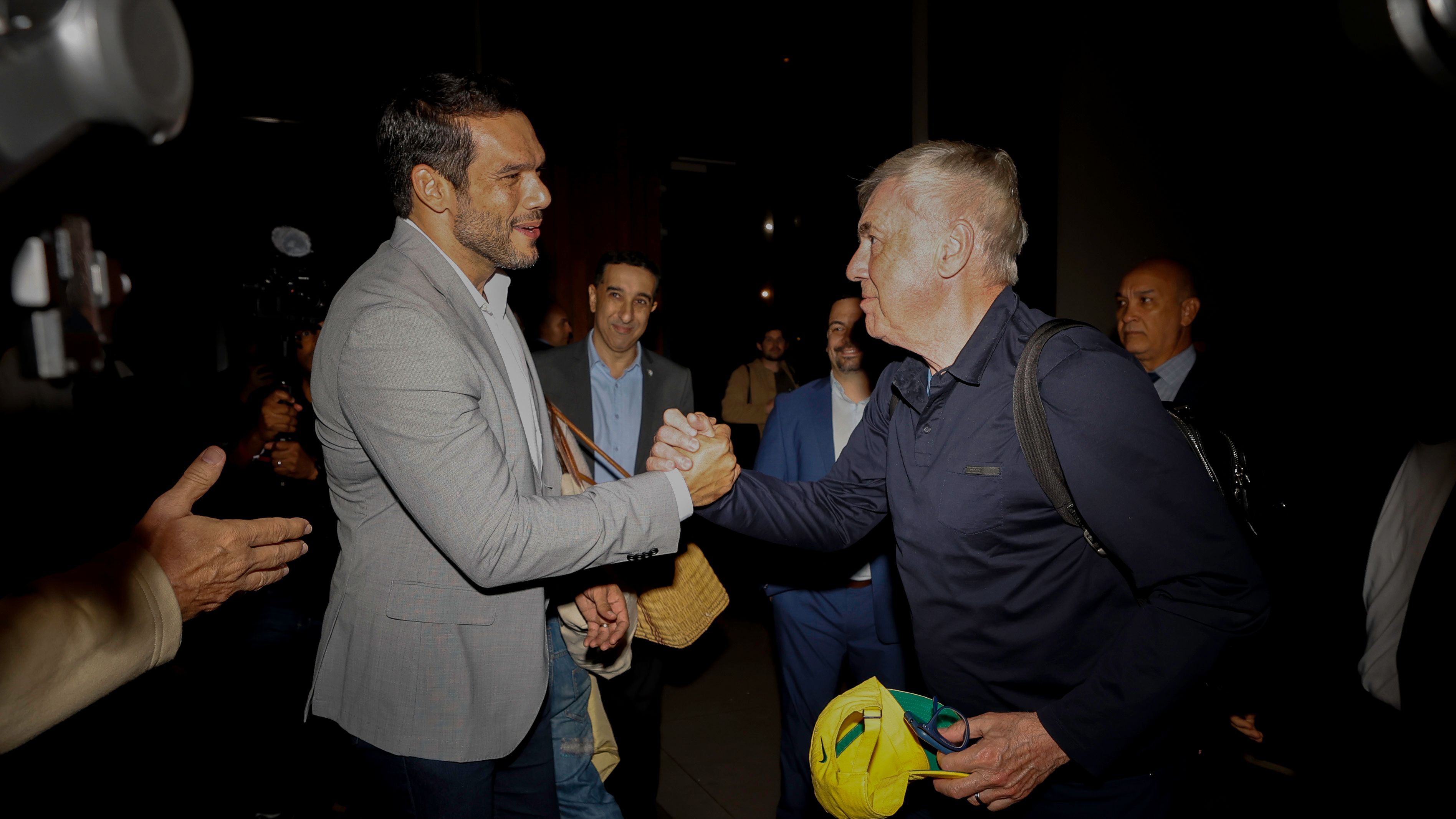 Samir Xaud e Carlo Ancelotti, na chegada do treinador, no Rio de Janeiro, 2025