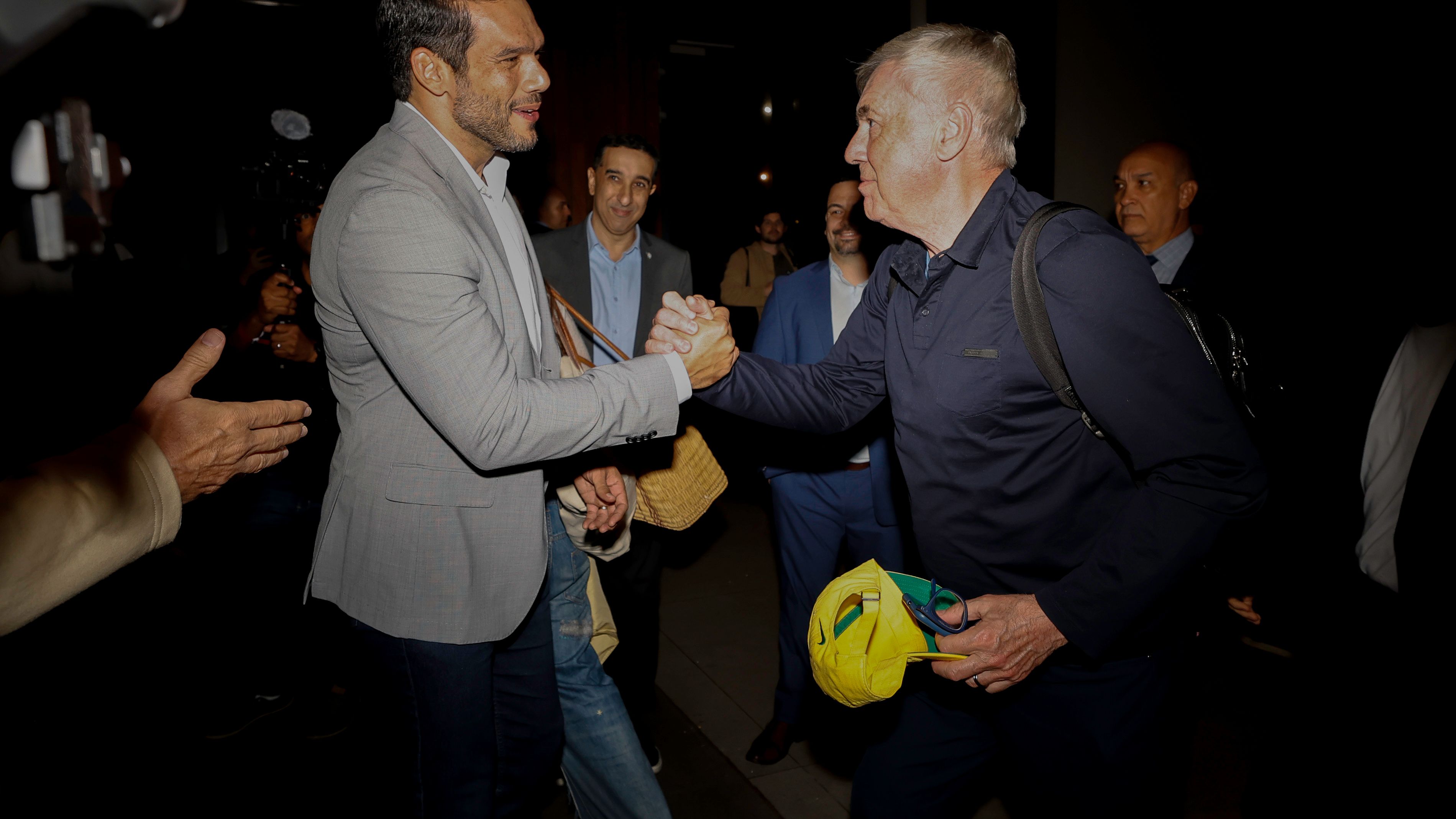 Samir Xaud e Carlo Ancelotti, na chegada do treinador, no Rio de Janeiro, 2025