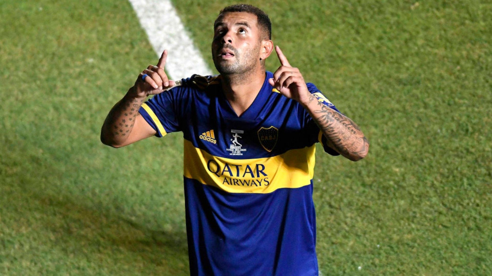 Cardona festeja un gol con Boca