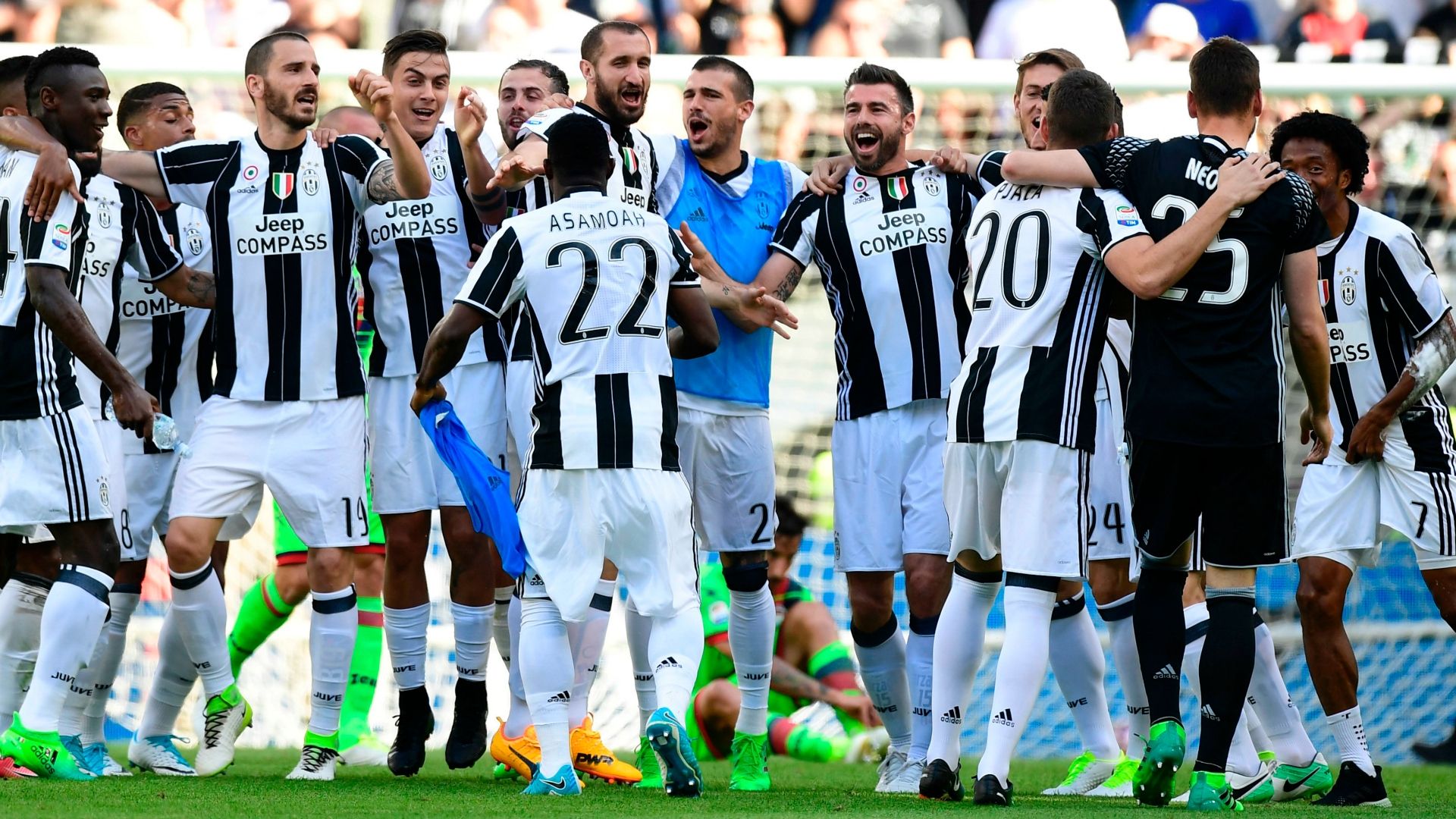Juventus Crotone celebrating Serie A