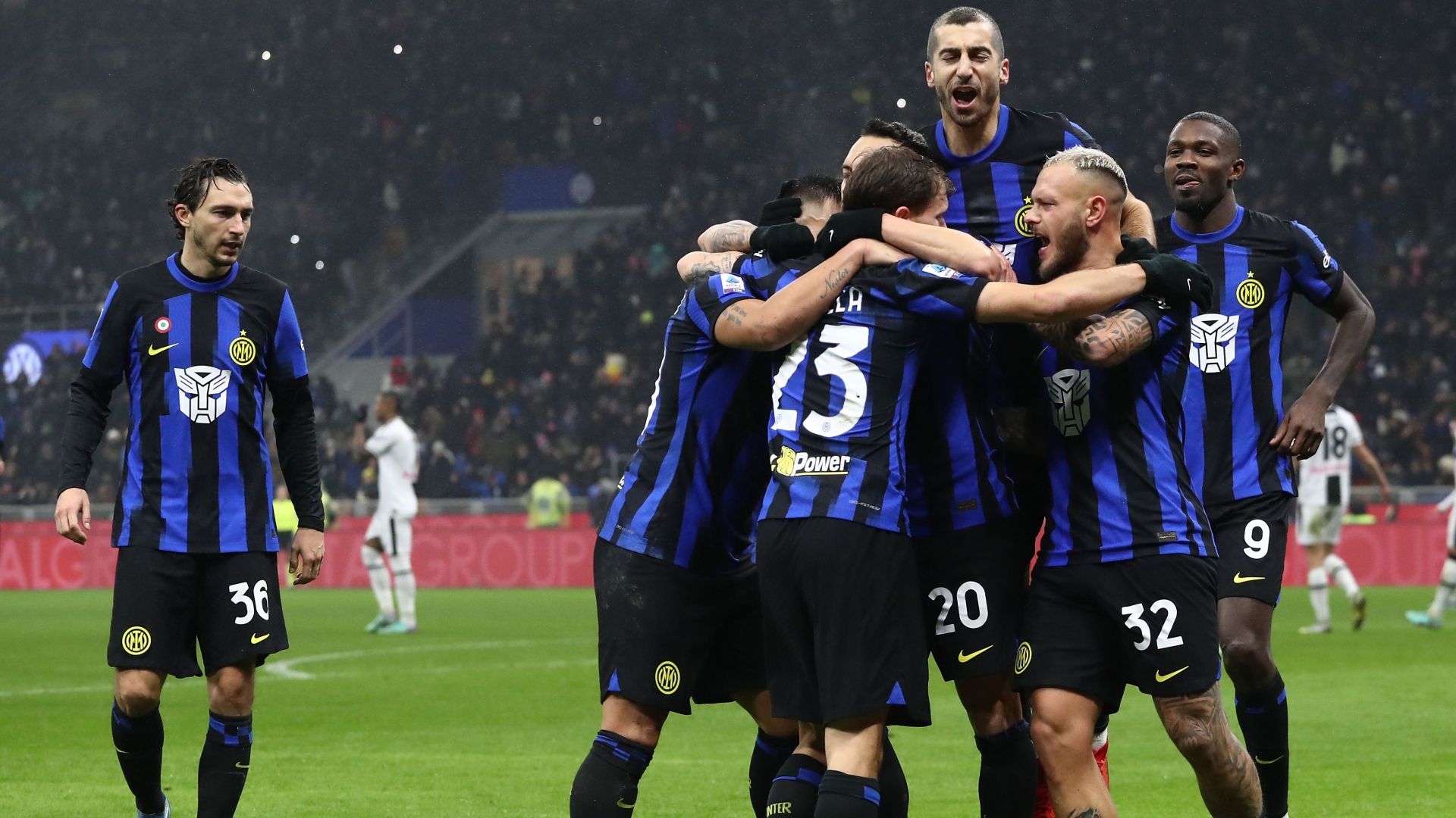 Inter celebrating