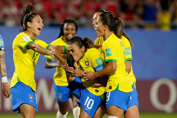Marta beija a chuteira após gol