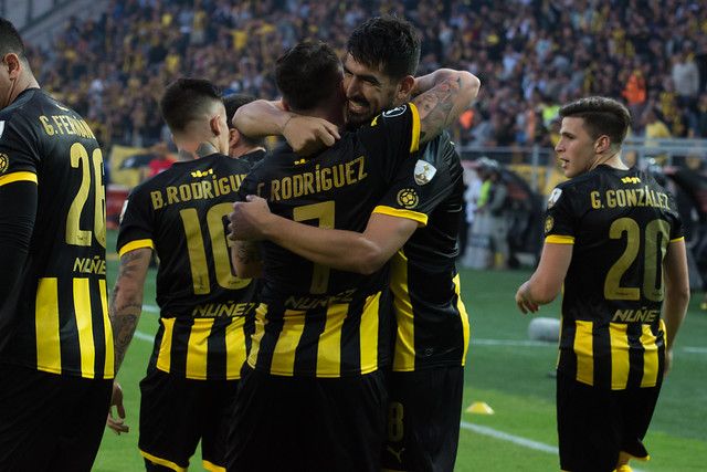 Jogadores do Peñarol comemoram gol durante a partida contra o San José