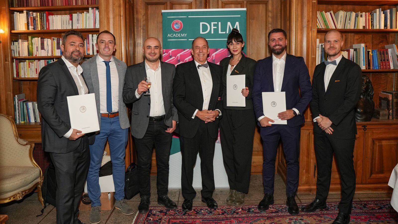 Alexandre Mattos (à esquerda) ao lado de companheiros de curso da UEFA