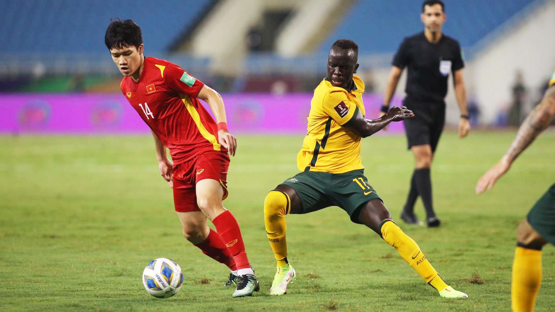 Nguyen Hoang Duc Awer Mabil Vietnam vs Australia World Cup 2022 Qualification 07092021