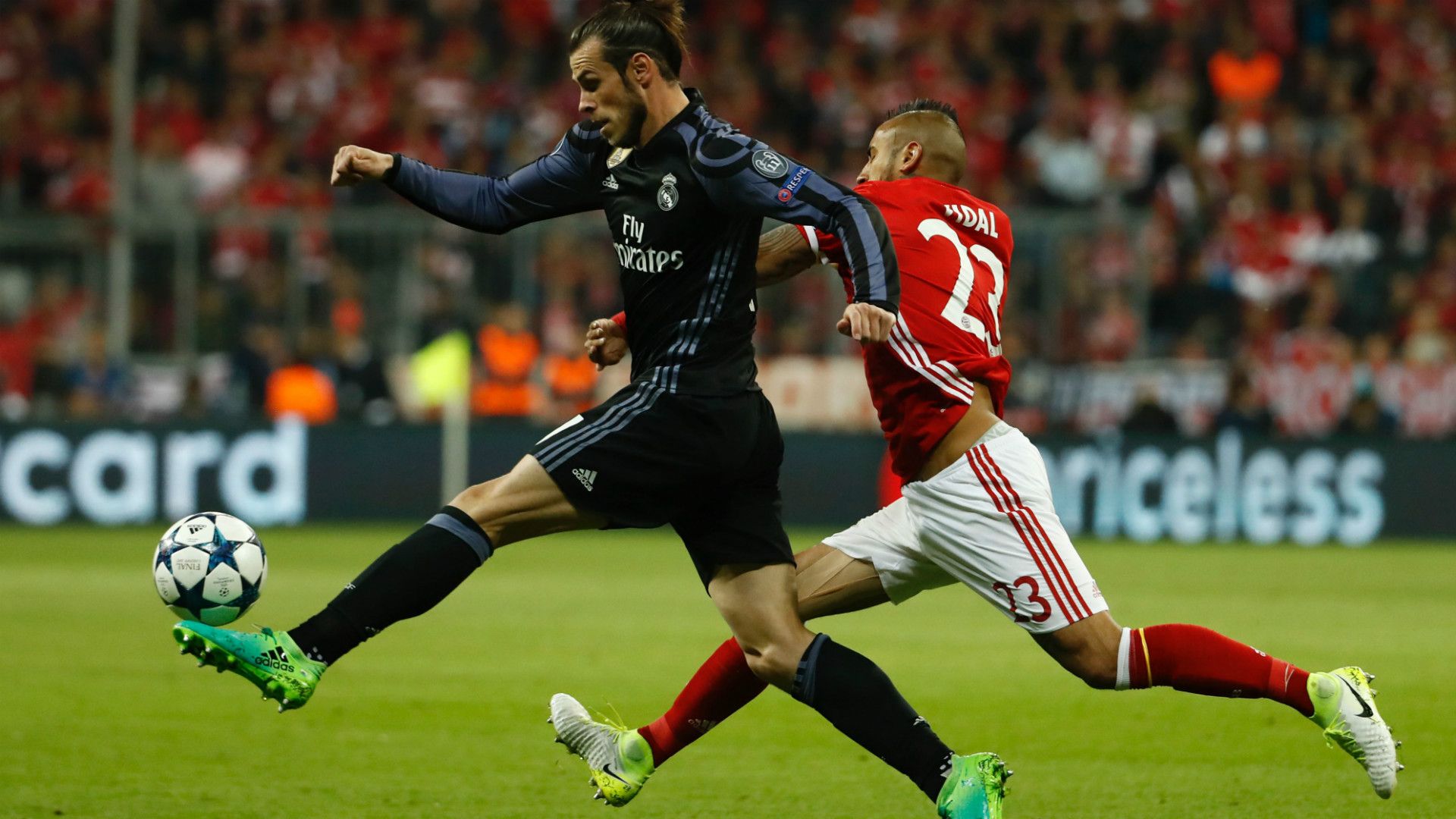 GARETH BALE REAL MADRID ARTURO VIDAL BAYERN MÜNCHEN UEFA CHAMPIONS LEAGUE 12042017