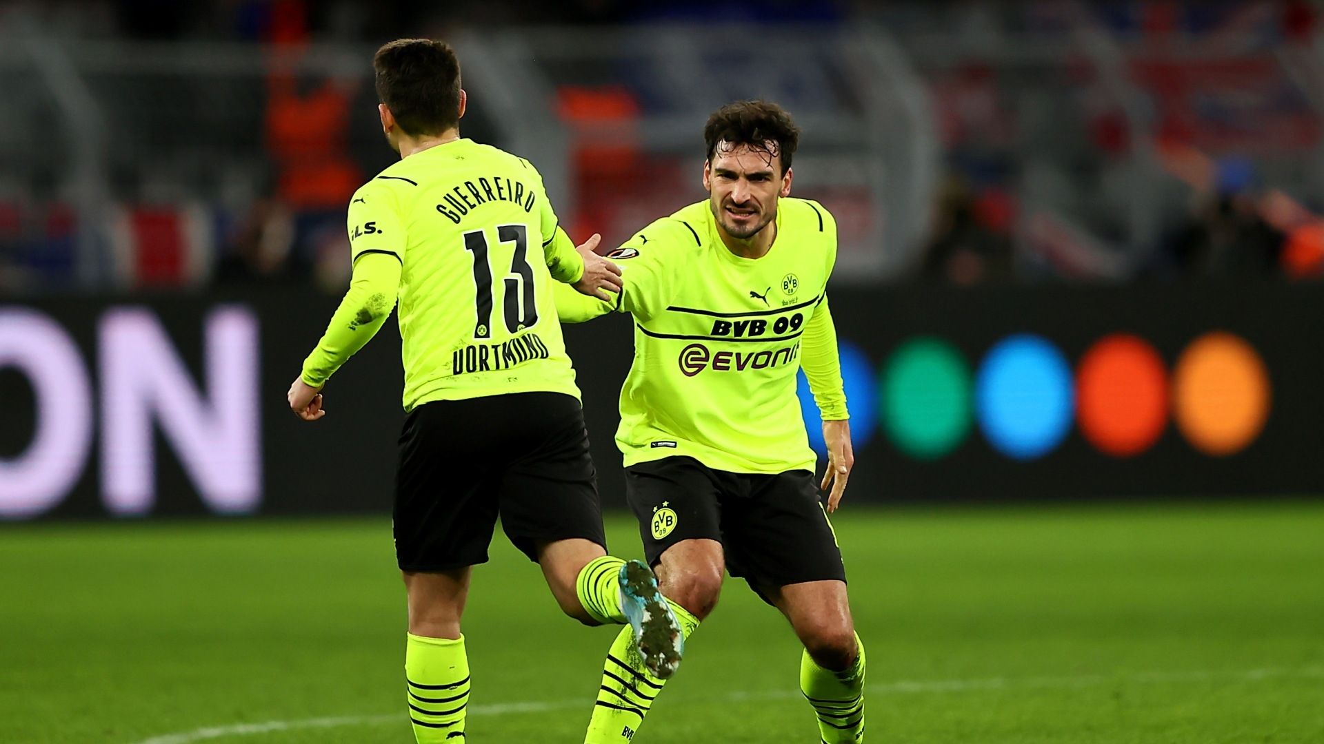 Raphael Guerreiro & Mats Hummels - Borussia Dortmund vs Rangers Europa League 17022022