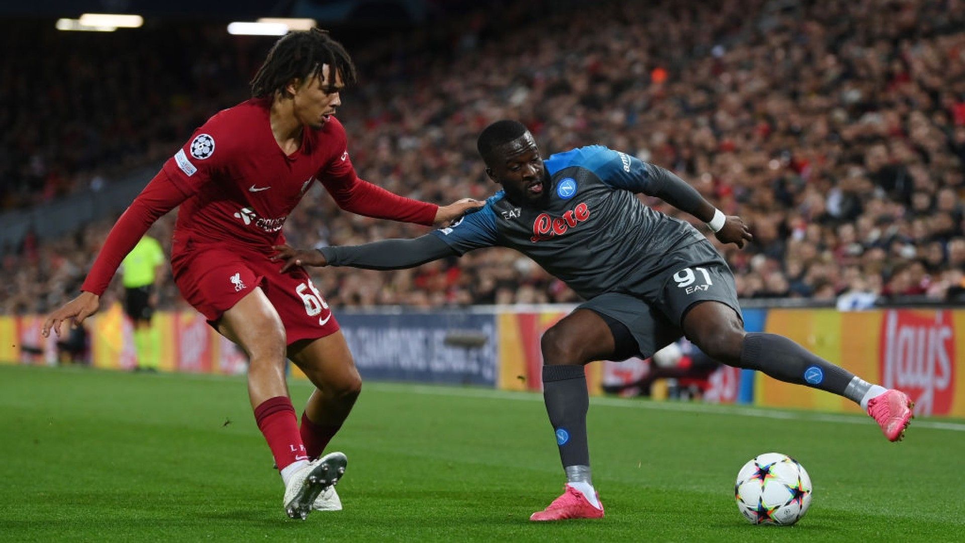 N'Dombele Alexander Arnold Liverpool Nápoles Champions League 2022