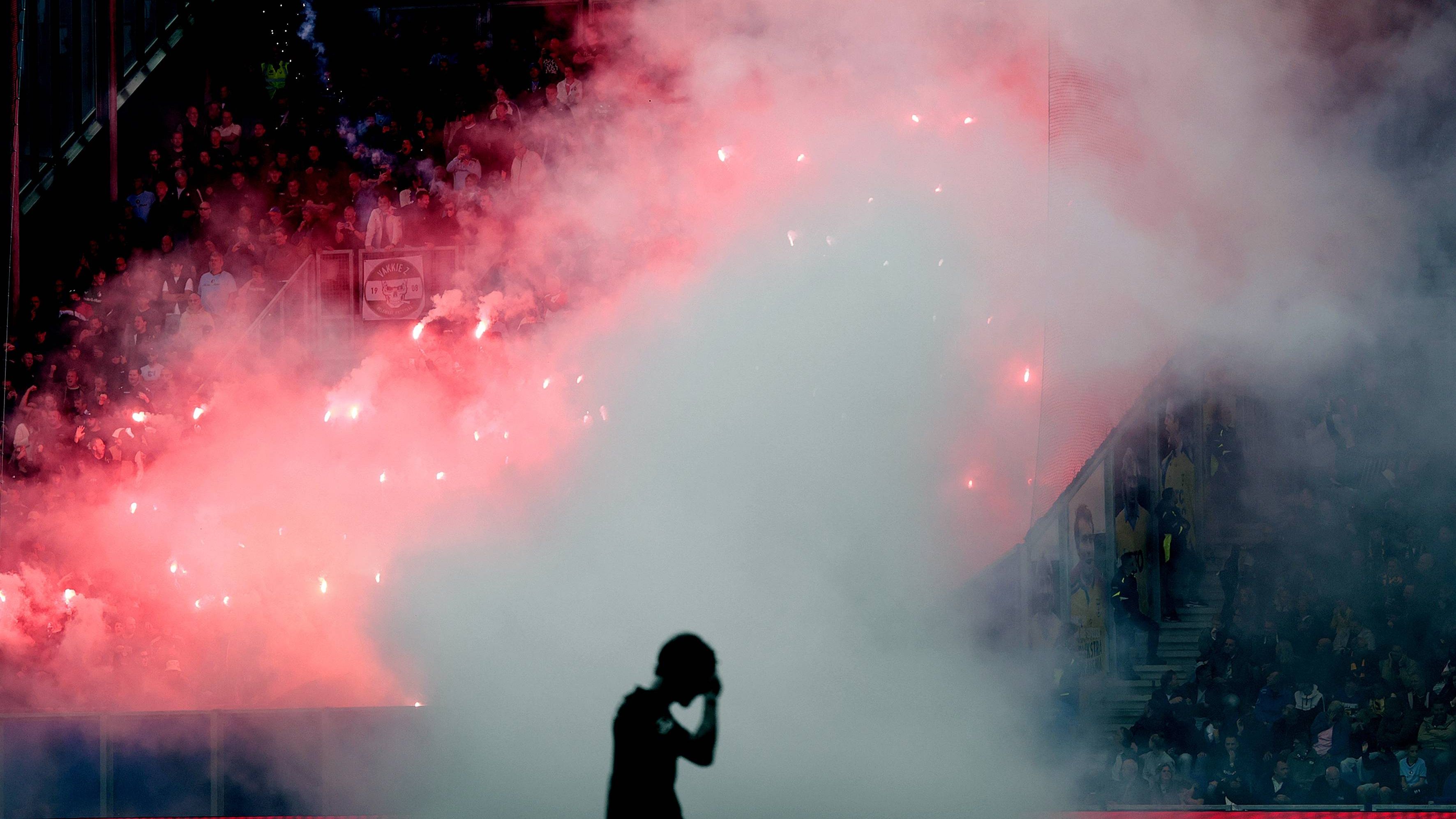 Feyenoord identifica dezenas de envolvidos após confusão com fogos de artifício