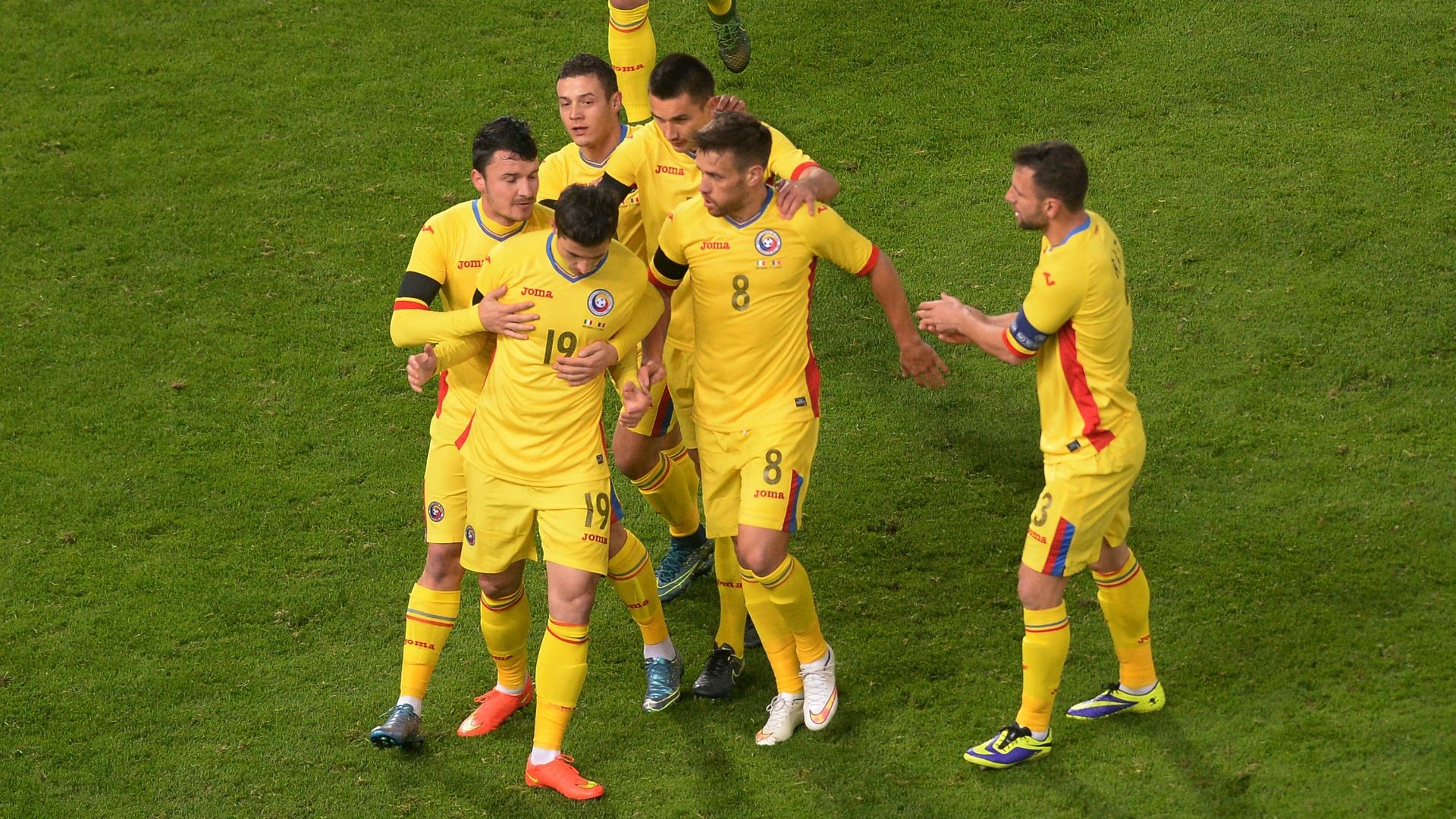 Stancu celebrates his scoring Italy Romania 17112015