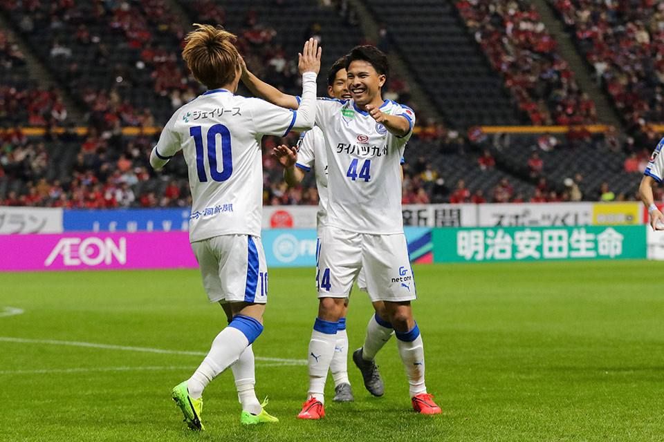 นิ้ว-อุ้ม