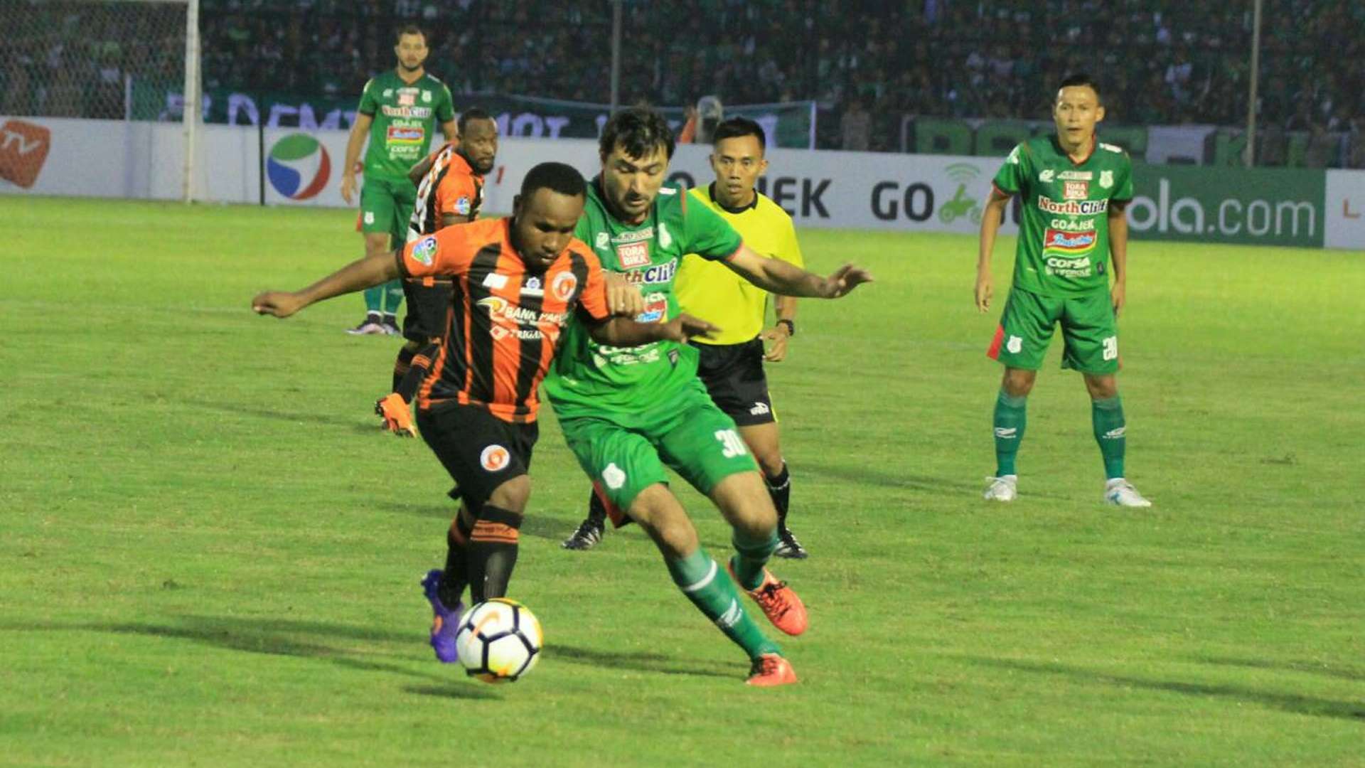 Lukas Mandowen - Perseru Serui & Dilshod Sharofetdinov - PSMS Medan