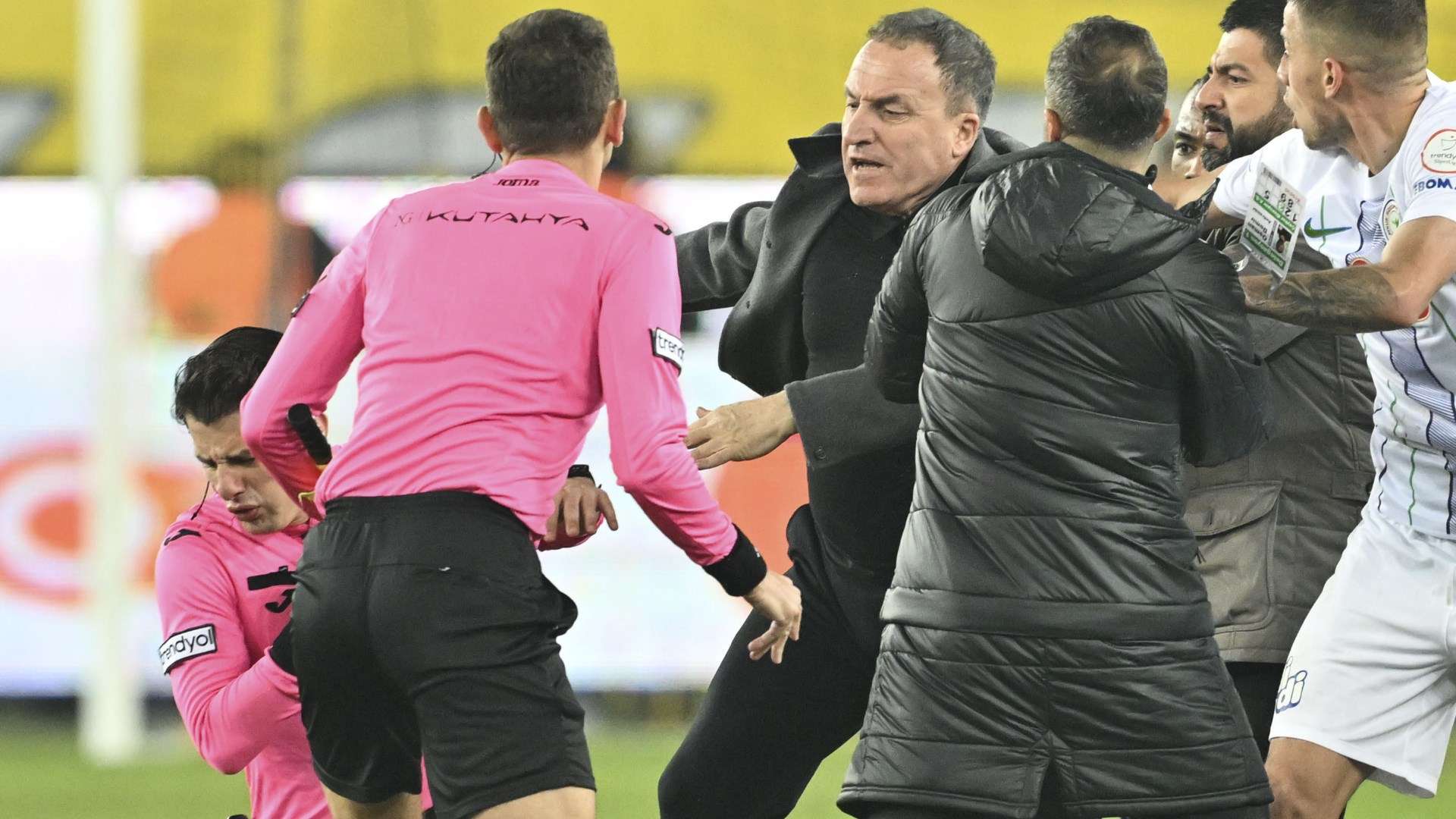 Super Lig ref punched in the face