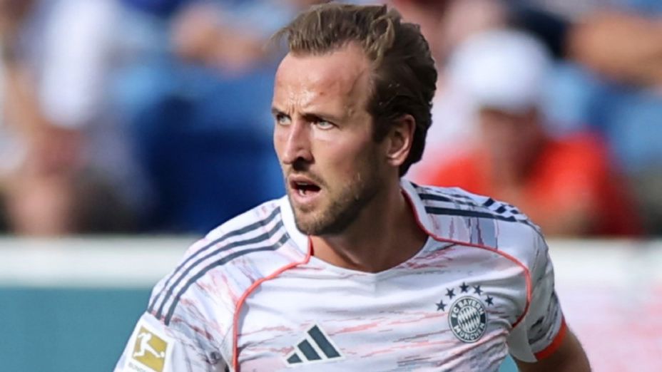 Harry Kane of Bayern Muenchen controls the ball