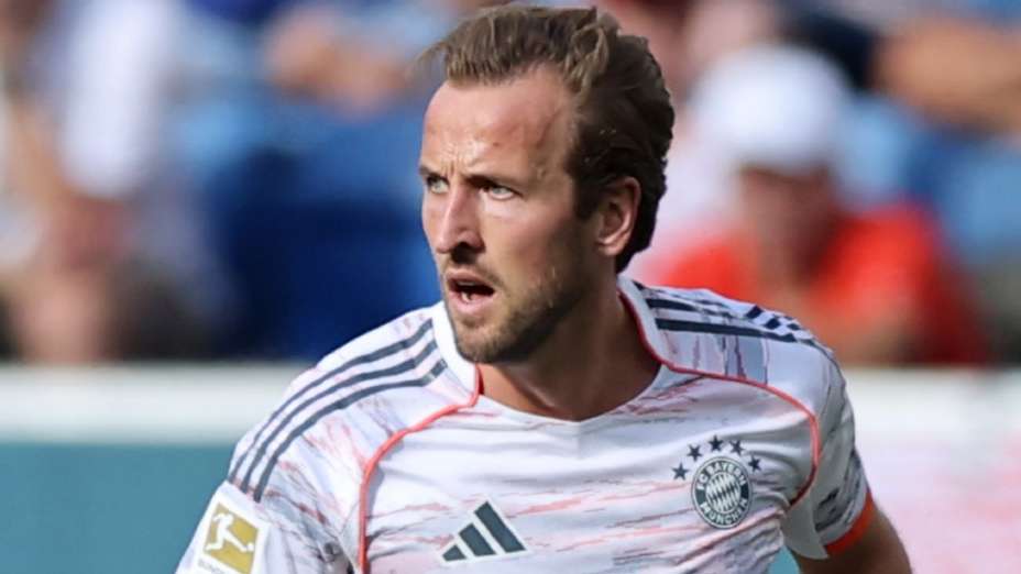 Harry Kane of Bayern Muenchen controls the ball