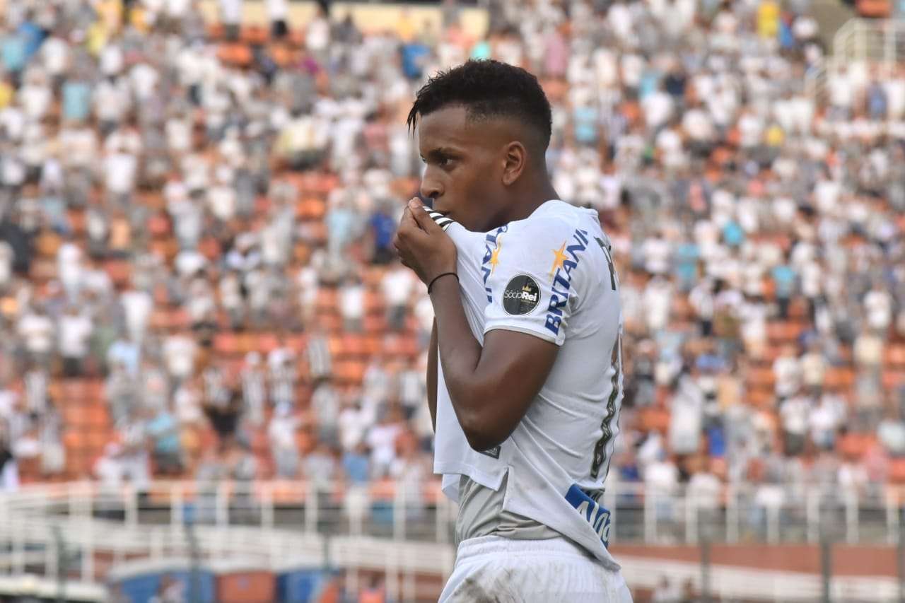 Rodrygo comemora gol do Santos contra o Vasco no Pacaembu