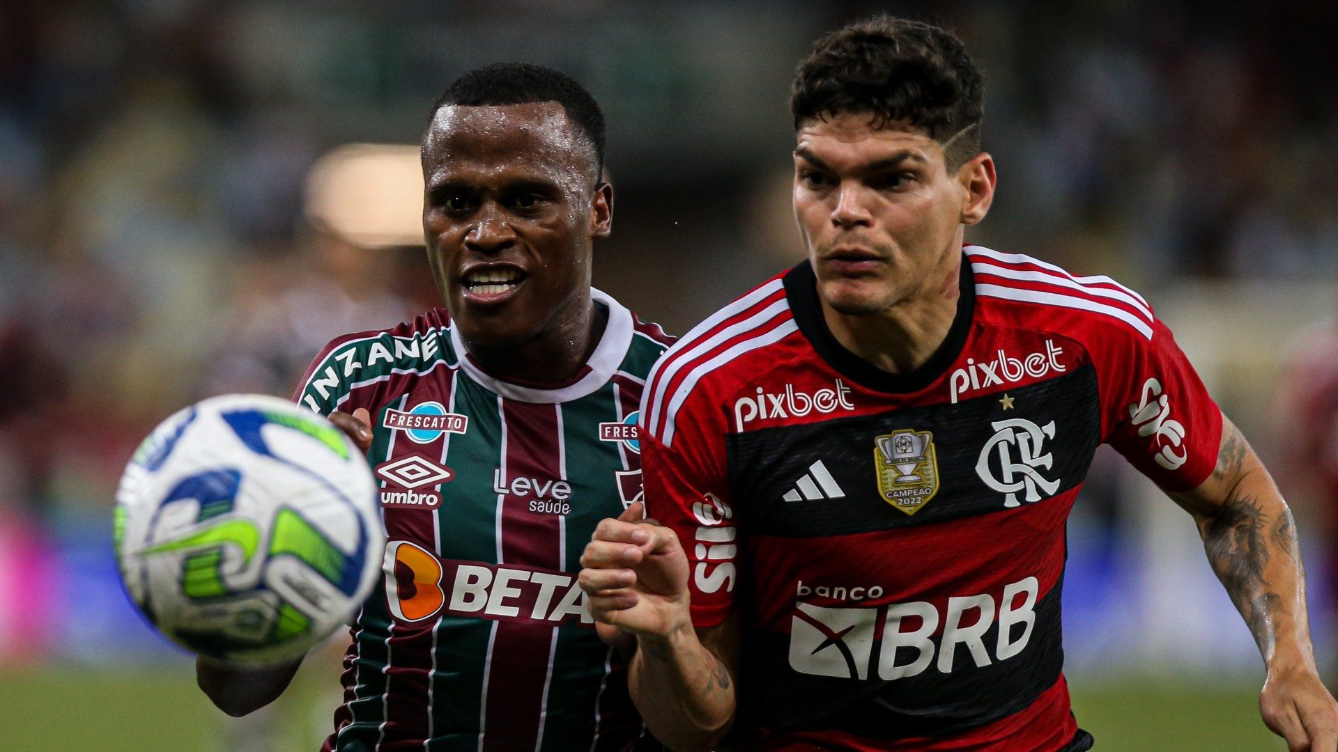 Jhon Arias e Ayrton Lucas disputam bola em Fluminense x Flamengo, pelas oitavas de final da Copa do Brasil 2023