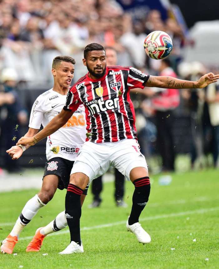 Pedrinho e Reinaldo disputam bola na final entre Corinthians e São Paulo
