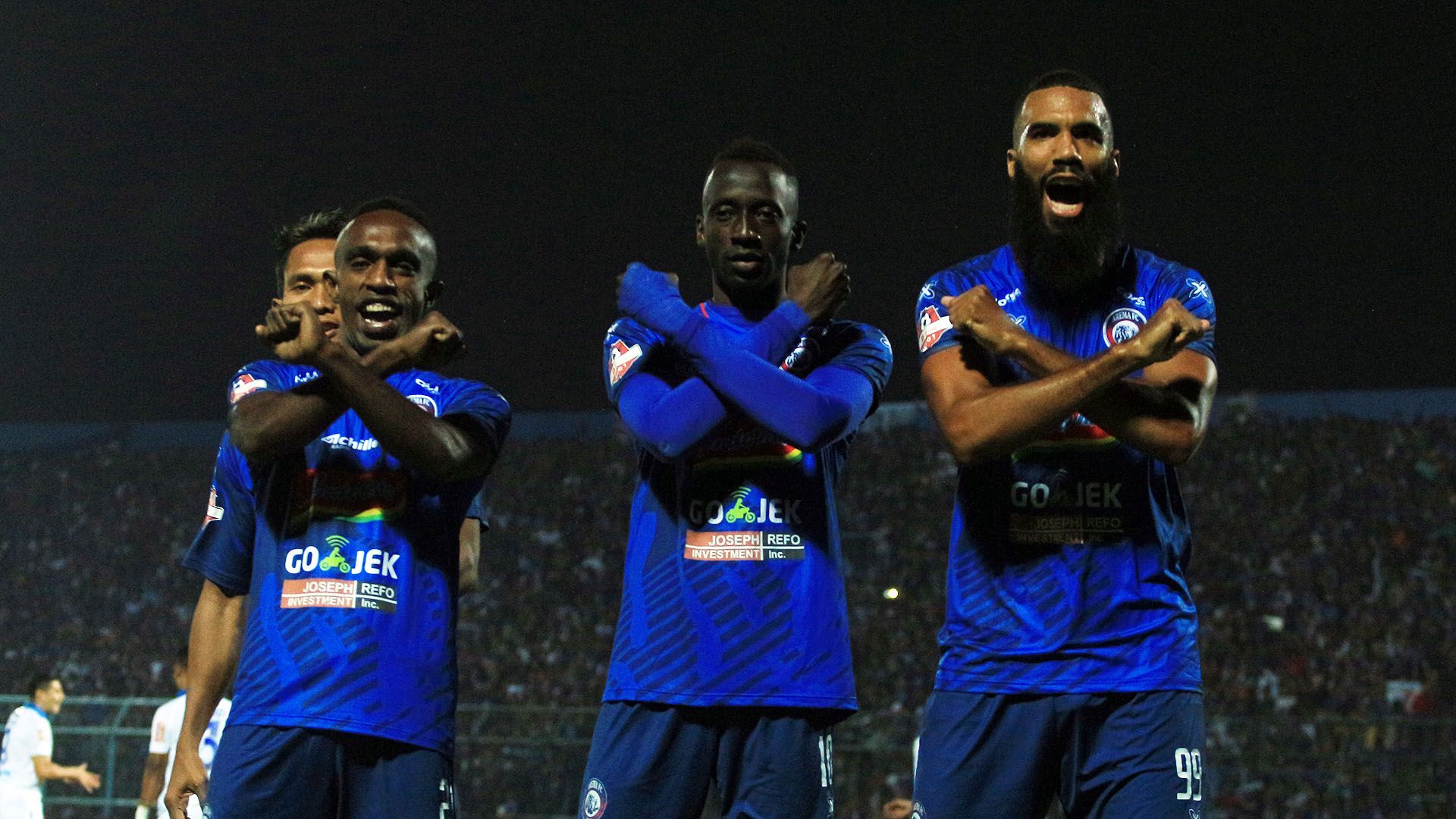 Selebrasi Riky Kayame, Sylvano Comvalius, Makan Konate - Arema FC