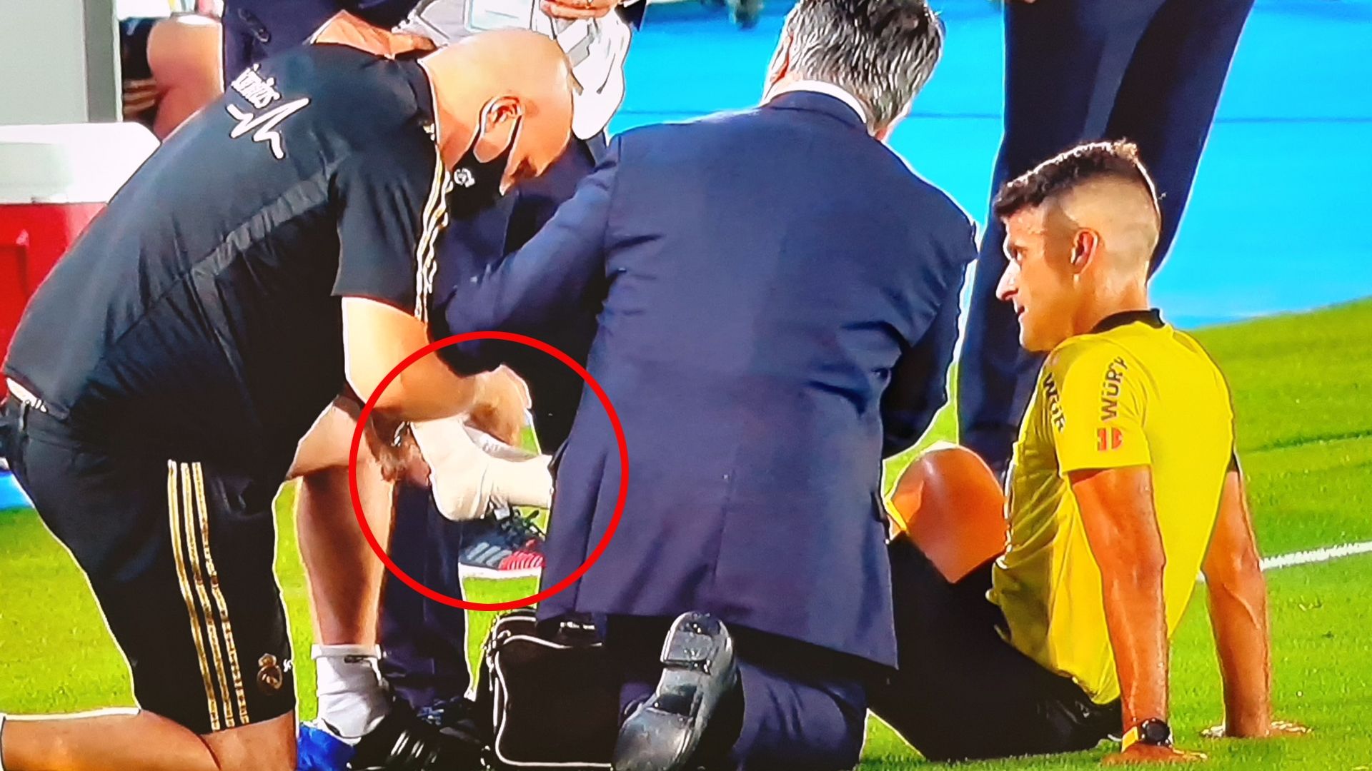 Gil Manzano, árbitro del Real Madrid vs. Alavés, atendido en su tobillo