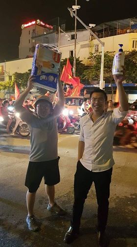 CĐV Việt Nam ăn mừng