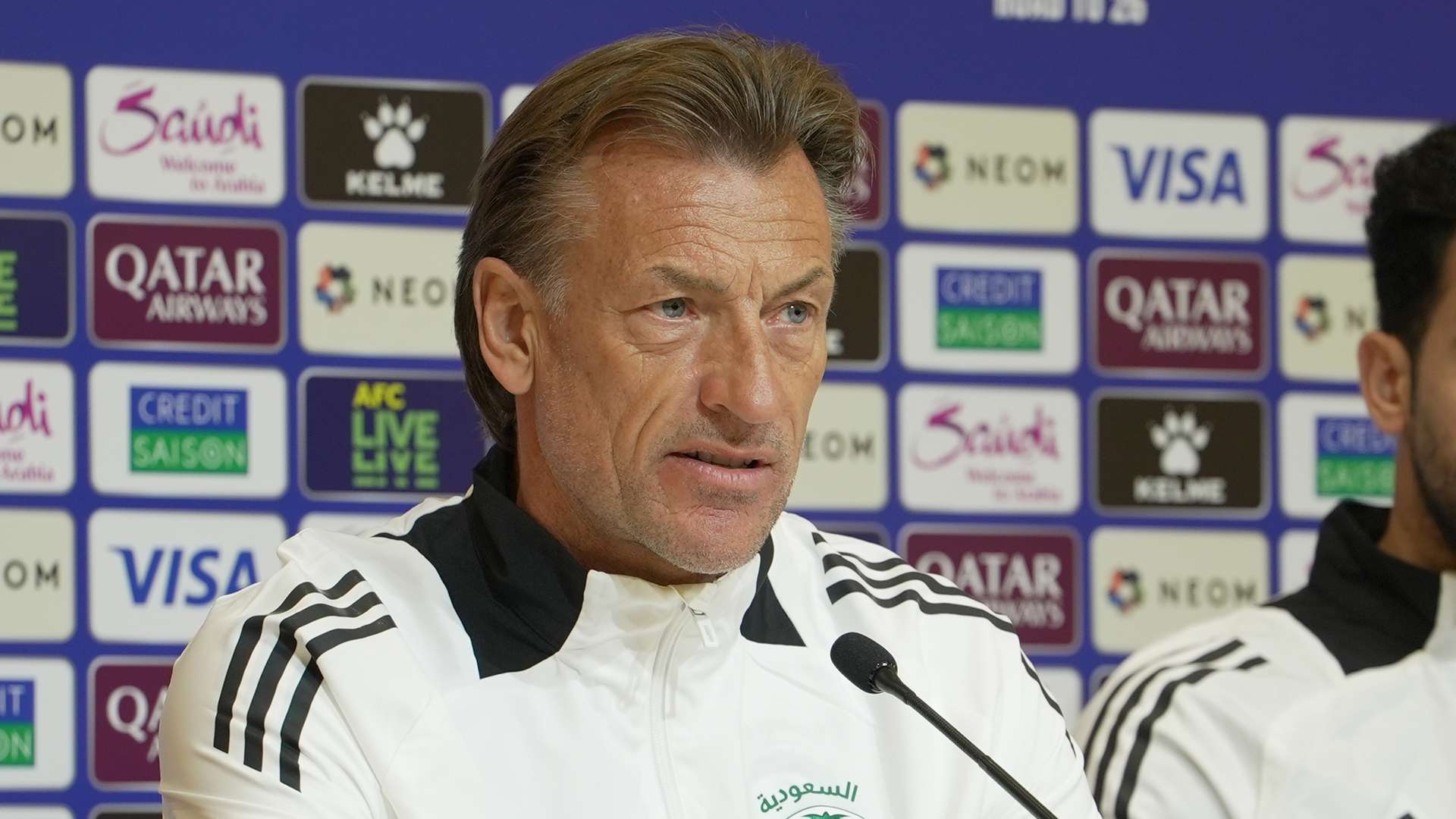 サウジ監督_1920