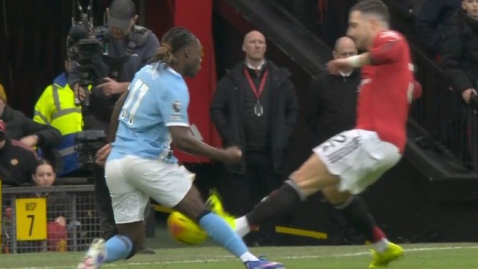 Diogo Dalot Jeremy Doku screen grab 