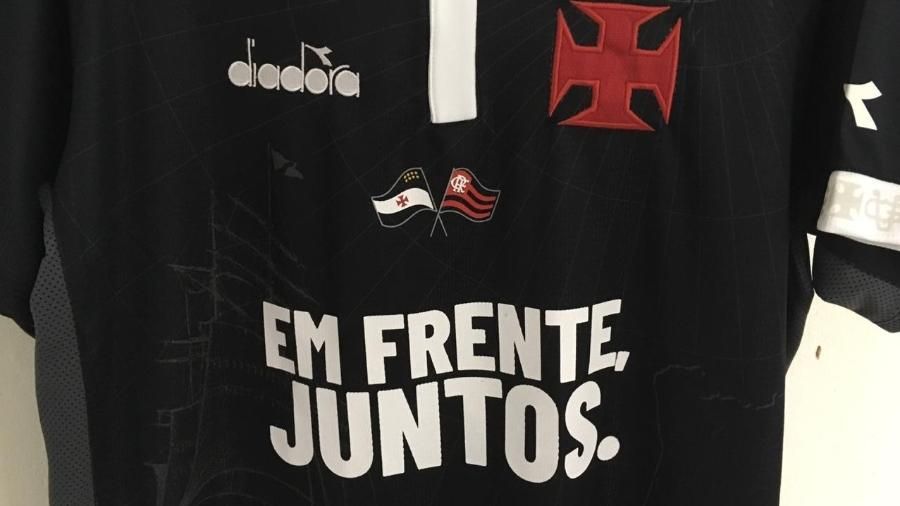 Uniforme do Vasco tinha bandeira do Flamengo em homenagem a vítimas de incêndio no Ninho do Urubu 14022019