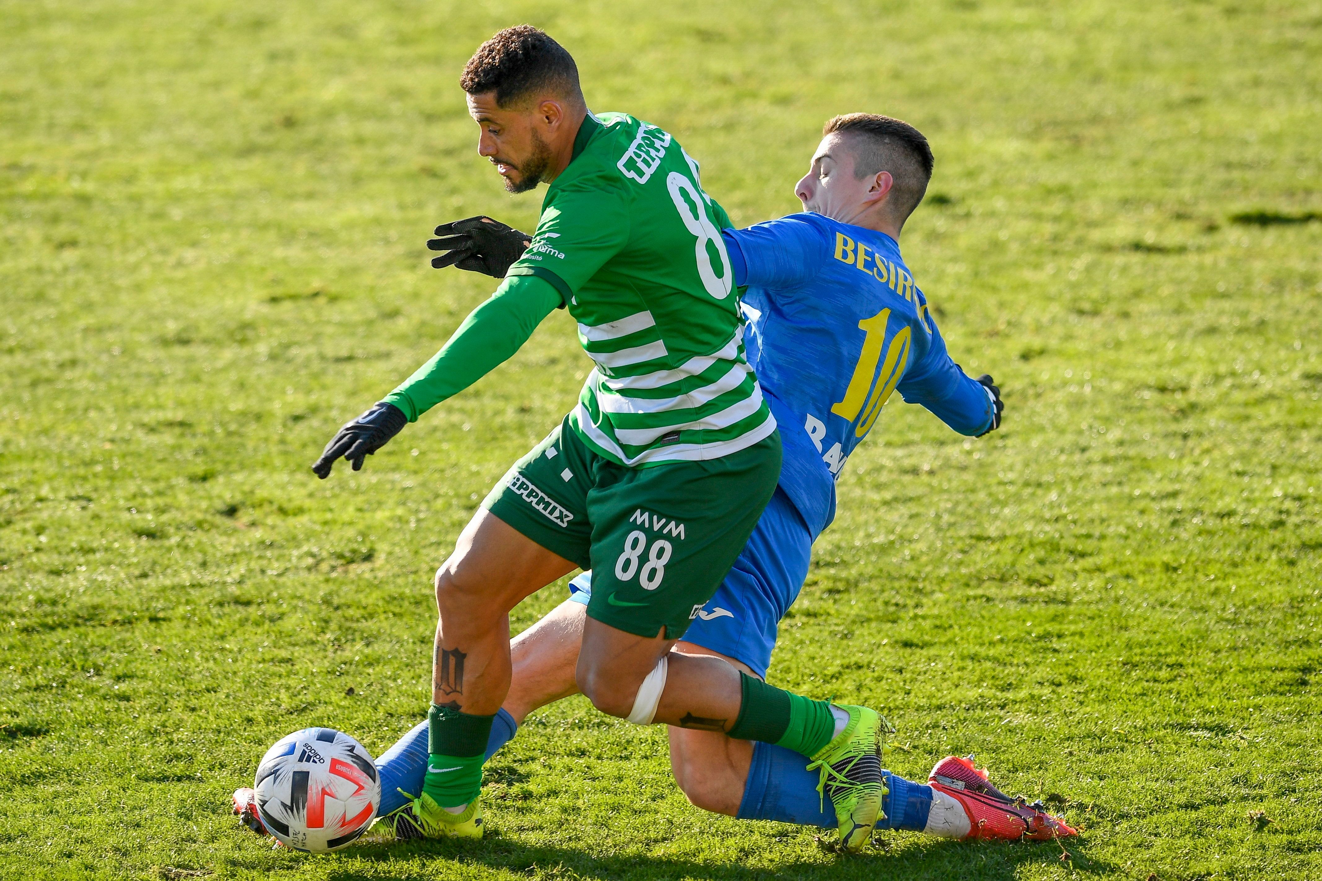 A ferencvárosi Isael Da Silva Barbosa (b) és a mezőkövesdi Dino Besirovic