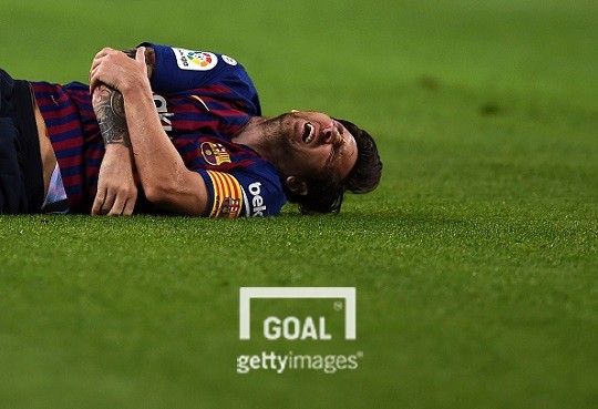 21일(한국시간) 세비야전에서 오른팔 골절상을 입은 리오넬 메시. 사진=게티이미지