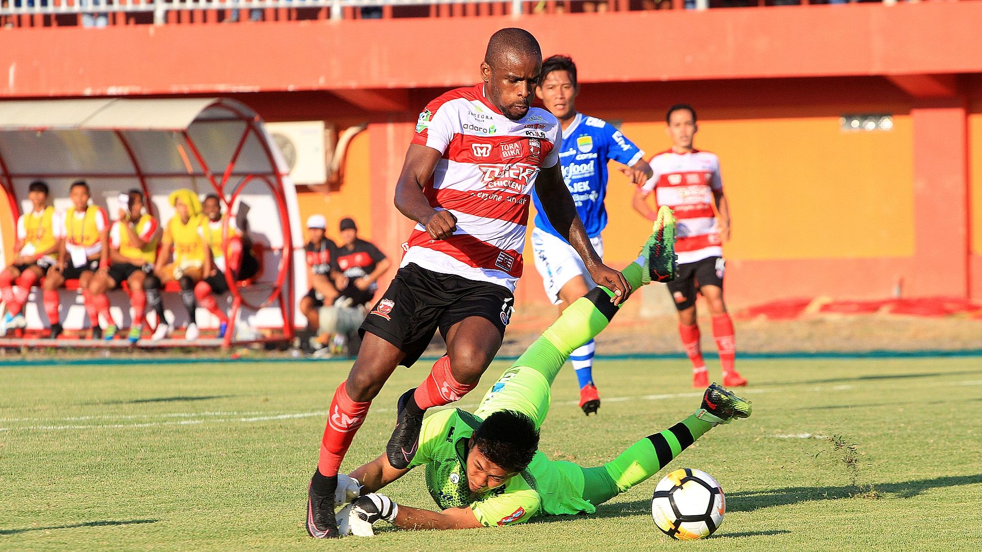 Greg Nwokolo - Madura United & Natshir Mahbuby - Persib Bandung