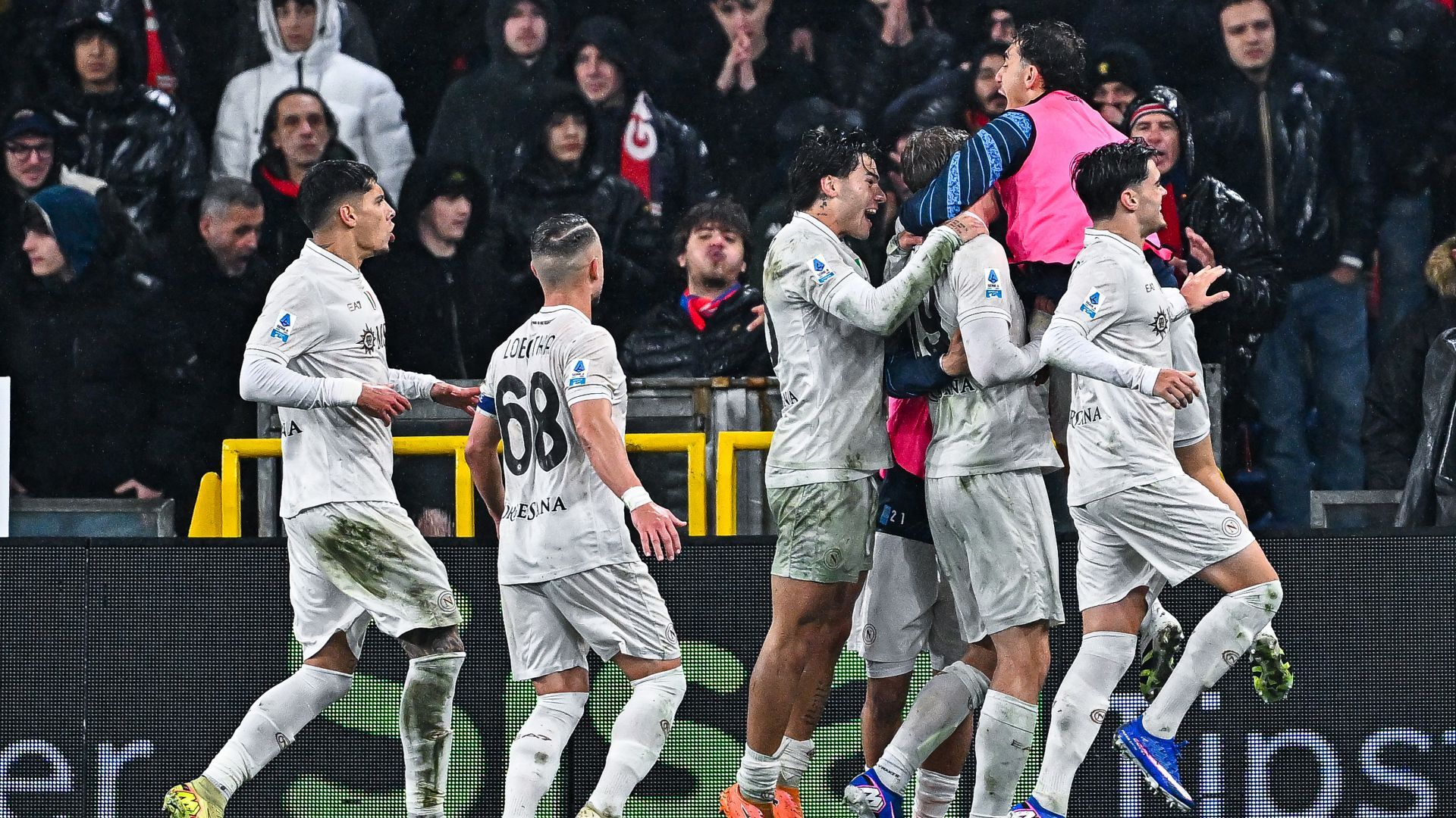 Napoli players celebrating Genoa Napoli Serie A