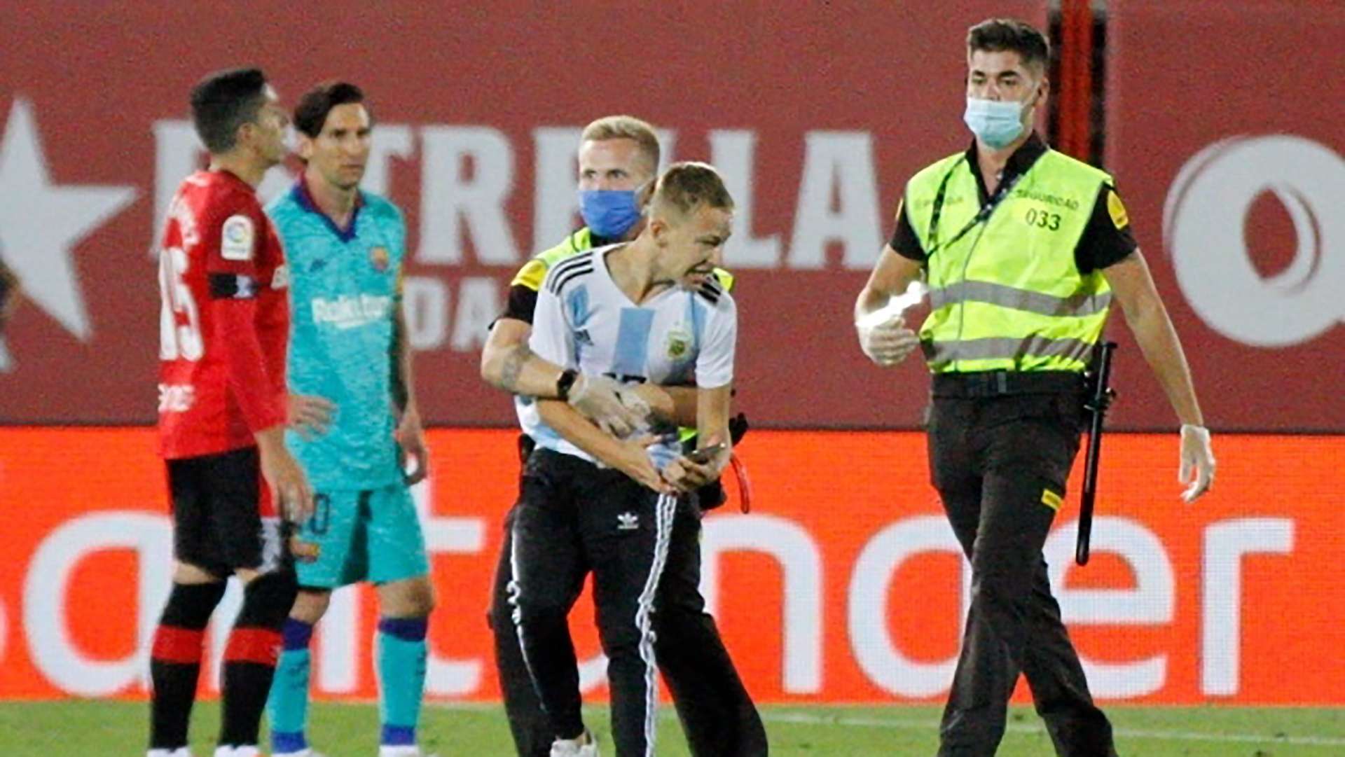 pitch-invader-lionel-messi-barcelona-mallorca