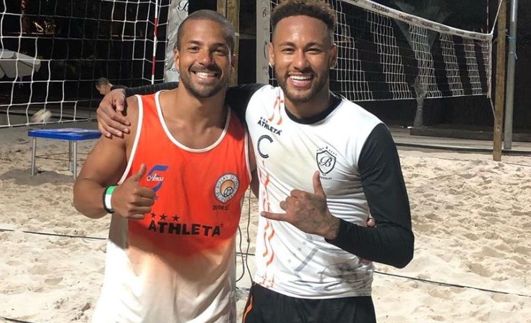 Neymar posa para foto após jogar futevôlei no Brasil
