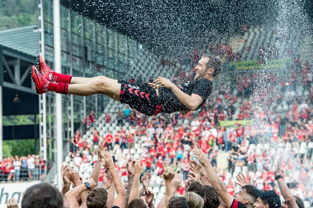 Julian Schuster ünneplős