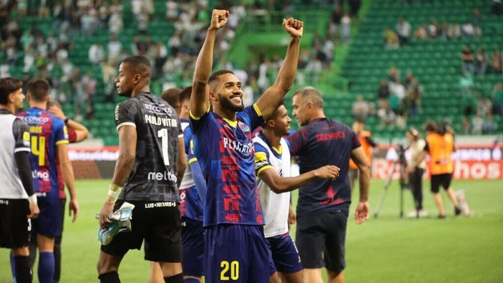 Juninho Vieira atacante GD Chaves