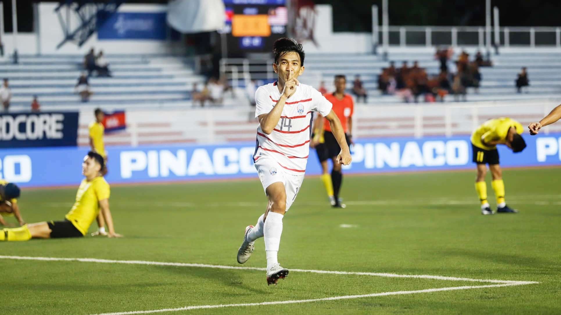 Keo Sokpheng | U22 Cambodia vs U22 Malaysia | Group A - SEA Games 30 - 2019. U22 Campuchia. U22 Campuchia đoạt vé vào bán kết SEA Games 30. U22 Campuchia thắng U22 Malaysia. Keisuke Honda chỉ đạo Campuchia từ xa. Felix Dalmas. Kết quả U22 Campuchia 3-1 U22 Malaysia. Khán giả khu vực chúc mừng U22 Campuchia. Highlights U22 Campuchia 3-1 U22 Malaysia. TRỰC TIẾP VTV6 U22 Campuchia vs U22 Malaysia. Link xem U22 Campuchia vs U22 Malaysia. Xem trực tiếp U22 Campuchia vs U22 Malaysia. Trực tiếp bóng đá hôm nay. Xem VTV6. SEA Games 30. TRỰC TIẾP VTV6 U22 Philippines. vs U22 Timor Leste. Quang Hải. Nguyễn Quang Hải. Quang Hải U22 Việt Nam. Tiết lộ chấn thương của Quang Hải. Quang Hải chấn thương. Đức Chinh ghi bàn. Trực tiếp bóng đá hôm nay. Trực tiếp bóng đá SEA Games 30. Xem trực tiếp U22 Việt Nam ở SEA Games 30 ở đâu. Lịch thi đấu bóng đá nam SEA Games 30. Lịch thi đấu U22 Việt Nam ở SEA Games 30. SEA Games 30. U22 Việt Nam. Park Hang-seo. Xem bong da. Bong da. Truc tiep bong da SEA Games. Lich thi dau SEA Games 30. Đại hội thể thao khu vực Đông Nam Á 2019. Thủ môn Bùi Tiến Dũng. Ong Kim Swee. Felix Dalmas.